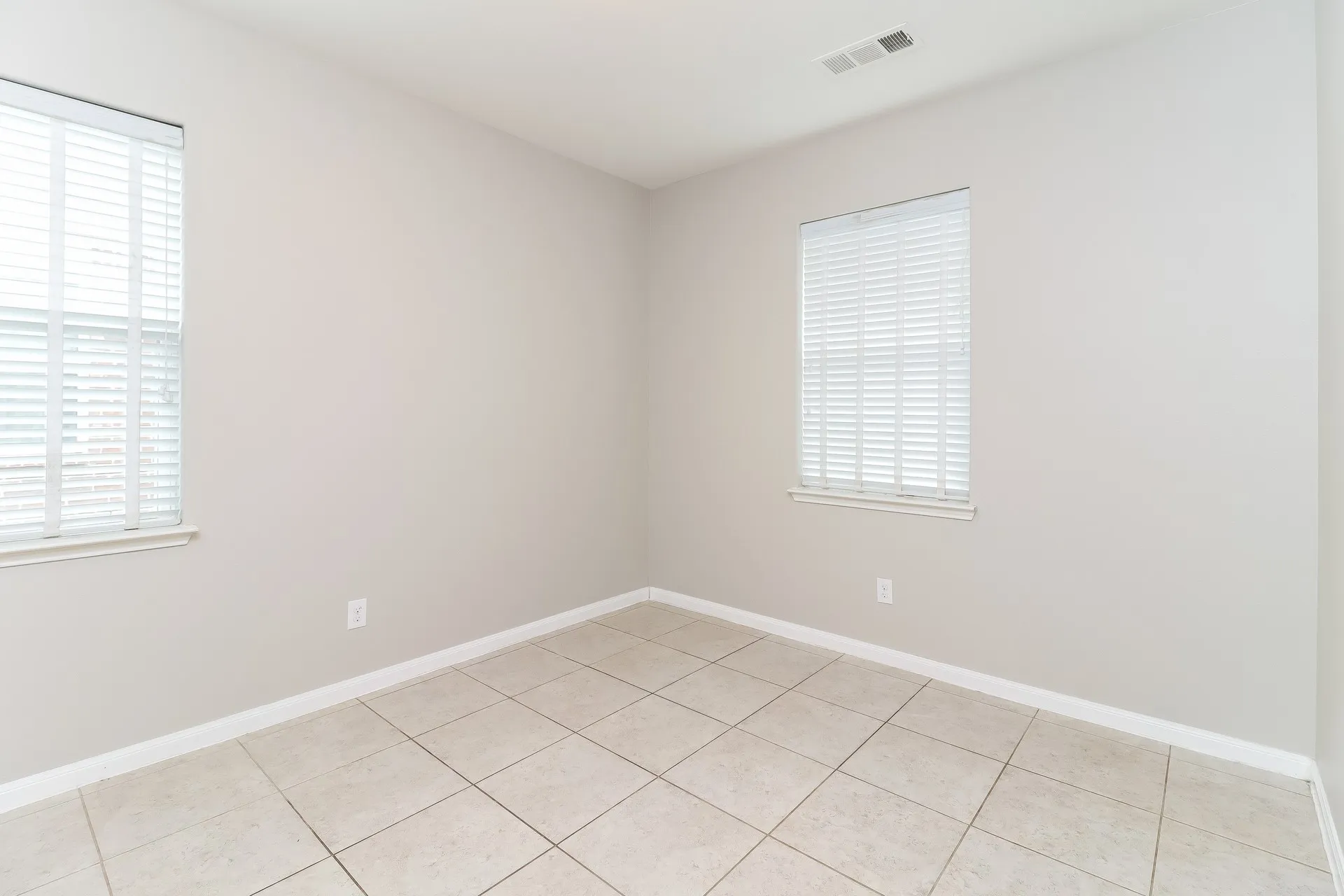 Single Family Residence For Rent in Tarrant County , 6205 Ryan Creek Road, Fort Worth, Texas 76179, 3 Bedroom, 2 Bathroom, 2 Garage spaces, 1,597 Sqft, built in 2015, mls#21371284, Real Estate Agent in Fort Worth, Homes For Rent in Tarrant county, Homes For Rent in Fort Worth, Realtor in Fort Worth Texas, Real Estate Brokerage Independent Realty Texas, Luminita Cordes Realtor
