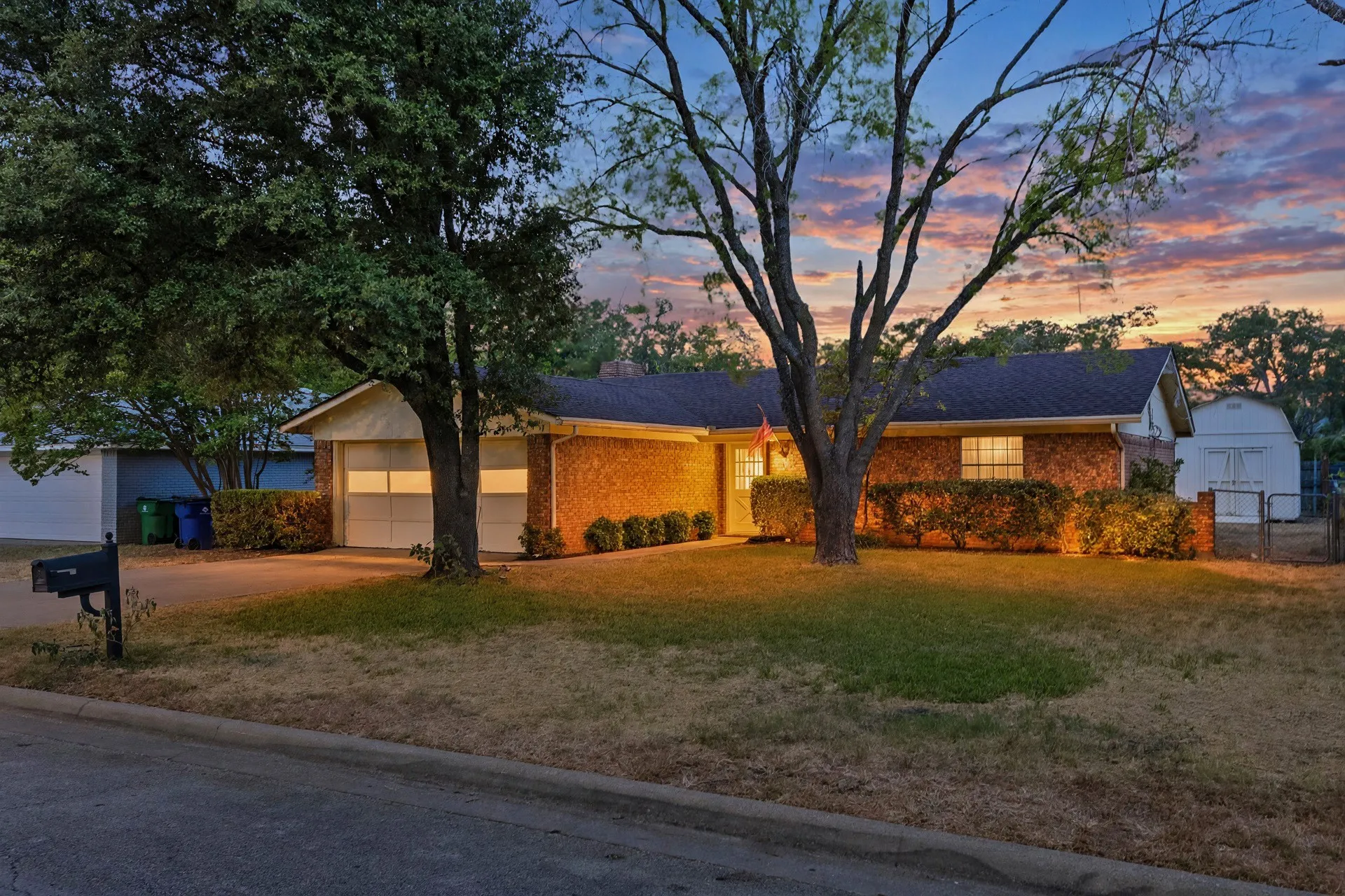 Single Family Residence For Sale in Ellis County , 102 Alamo Street, Waxahachie, Texas 75165, 3 Bedroom, 2 Bathroom, 2 Garage spaces, 1,304 Sqft, built in 1978, mls#21371211, Real Estate Agent in Waxahachie, Homes For Sale in Ellis county, Homes For Sale in Waxahachie, Realtor in Waxahachie Texas, Real Estate Brokerage Independent Realty Texas, Luminita Cordes Realtor