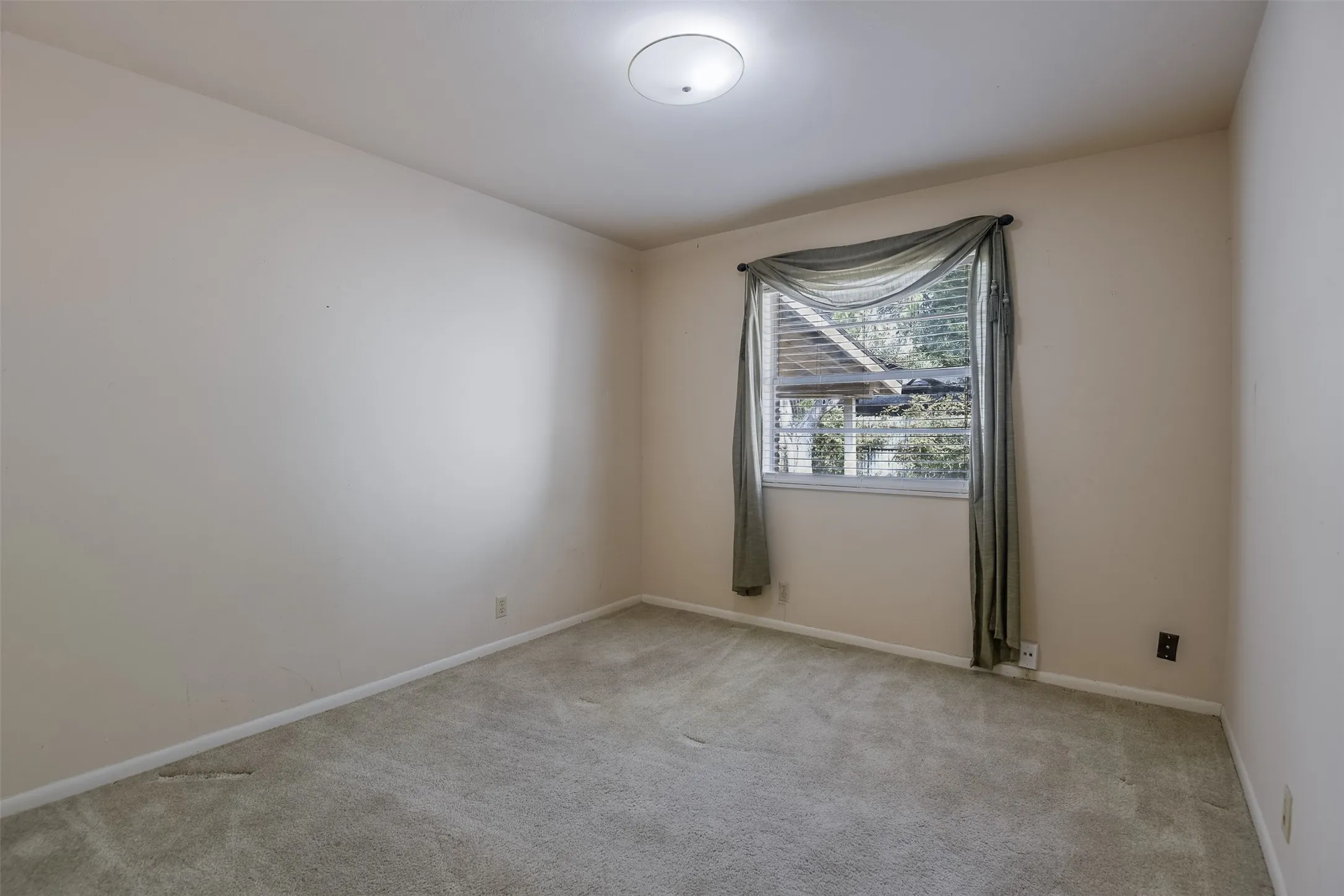 Single Family Residence For Sale in Ellis County , 102 Alamo Street, Waxahachie, Texas 75165, 3 Bedroom, 2 Bathroom, 2 Garage spaces, 1,304 Sqft, built in 1978, mls#21371211, Real Estate Agent in Waxahachie, Homes For Sale in Ellis county, Homes For Sale in Waxahachie, Realtor in Waxahachie Texas, Real Estate Brokerage Independent Realty Texas, Luminita Cordes Realtor
