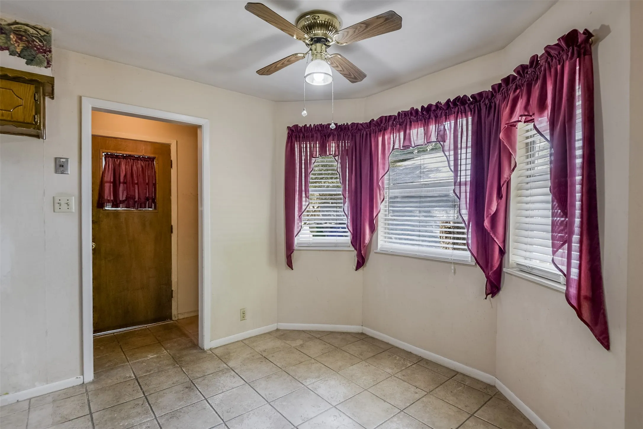 Single Family Residence For Sale in Ellis County , 102 Alamo Street, Waxahachie, Texas 75165, 3 Bedroom, 2 Bathroom, 2 Garage spaces, 1,304 Sqft, built in 1978, mls#21371211, Real Estate Agent in Waxahachie, Homes For Sale in Ellis county, Homes For Sale in Waxahachie, Realtor in Waxahachie Texas, Real Estate Brokerage Independent Realty Texas, Luminita Cordes Realtor