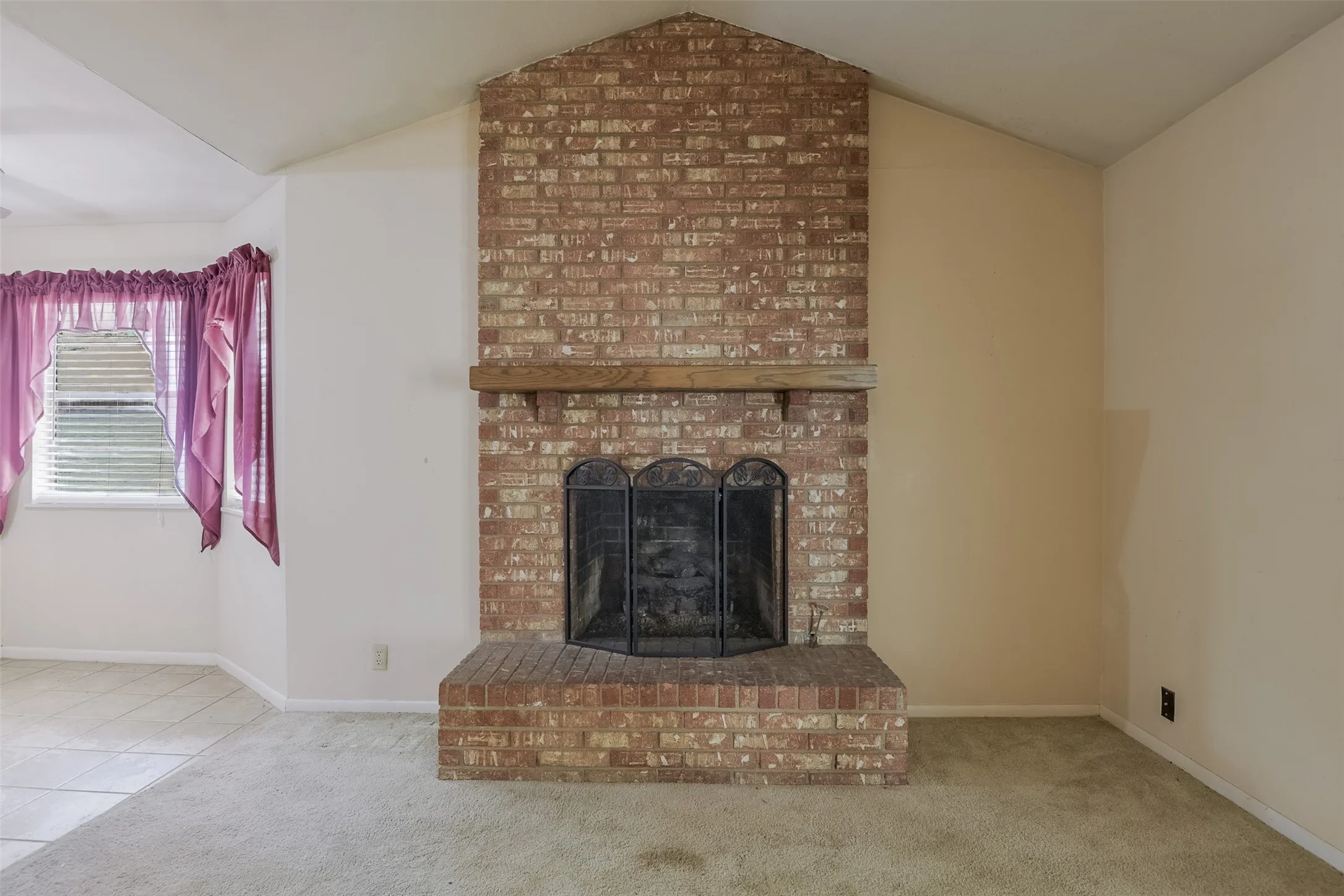 Single Family Residence For Sale in Ellis County , 102 Alamo Street, Waxahachie, Texas 75165, 3 Bedroom, 2 Bathroom, 2 Garage spaces, 1,304 Sqft, built in 1978, mls#21371211, Real Estate Agent in Waxahachie, Homes For Sale in Ellis county, Homes For Sale in Waxahachie, Realtor in Waxahachie Texas, Real Estate Brokerage Independent Realty Texas, Luminita Cordes Realtor