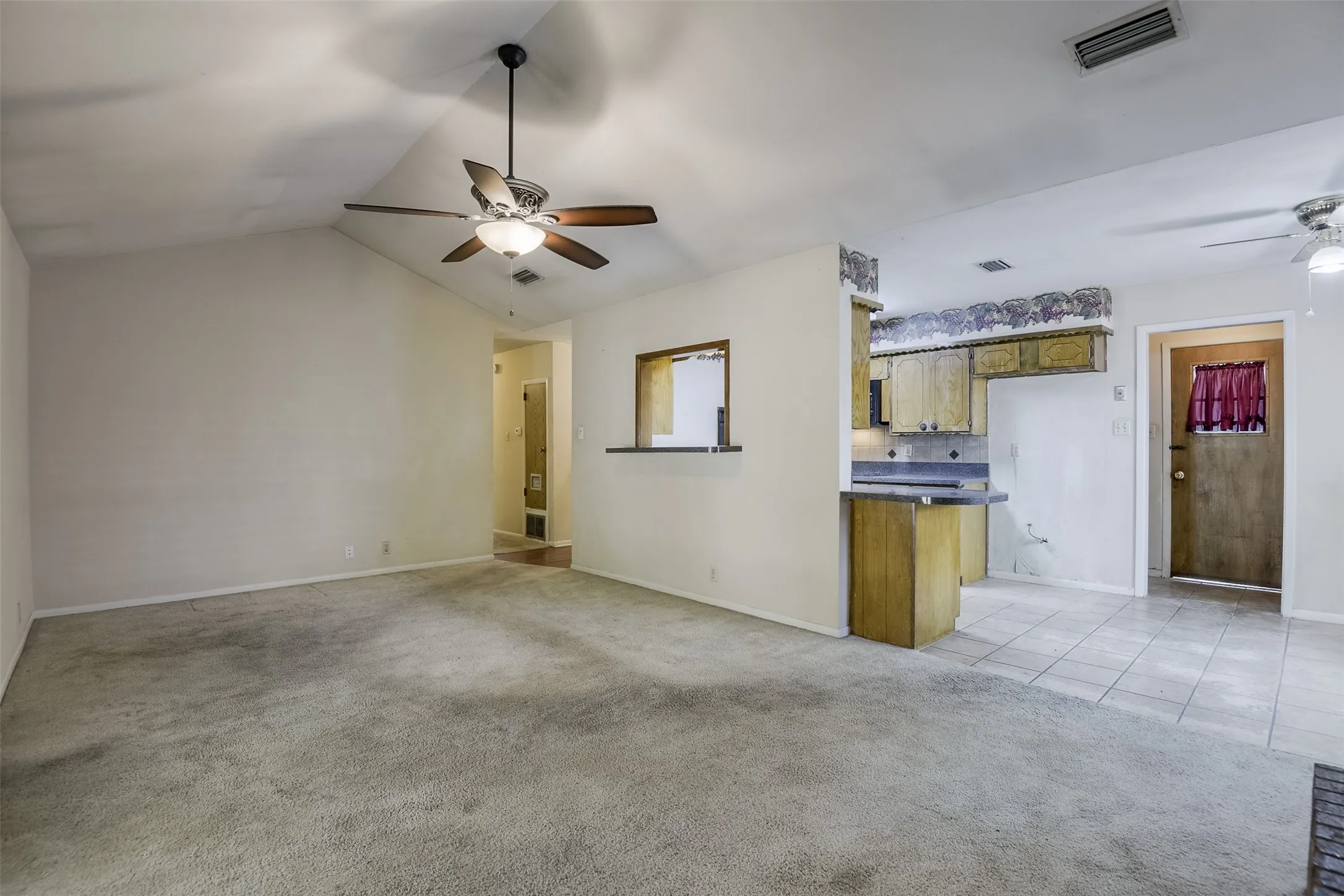 Single Family Residence For Sale in Ellis County , 102 Alamo Street, Waxahachie, Texas 75165, 3 Bedroom, 2 Bathroom, 2 Garage spaces, 1,304 Sqft, built in 1978, mls#21371211, Real Estate Agent in Waxahachie, Homes For Sale in Ellis county, Homes For Sale in Waxahachie, Realtor in Waxahachie Texas, Real Estate Brokerage Independent Realty Texas, Luminita Cordes Realtor