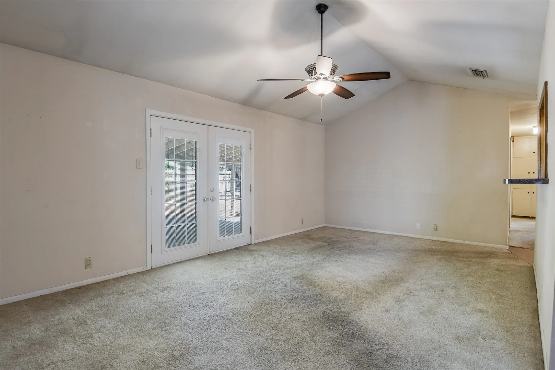 Single Family Residence For Sale in Ellis County , 102 Alamo Street, Waxahachie, Texas 75165, 3 Bedroom, 2 Bathroom, 2 Garage spaces, 1,304 Sqft, built in 1978, mls#21371211, Real Estate Agent in Waxahachie, Homes For Sale in Ellis county, Homes For Sale in Waxahachie, Realtor in Waxahachie Texas, Real Estate Brokerage Independent Realty Texas, Luminita Cordes Realtor