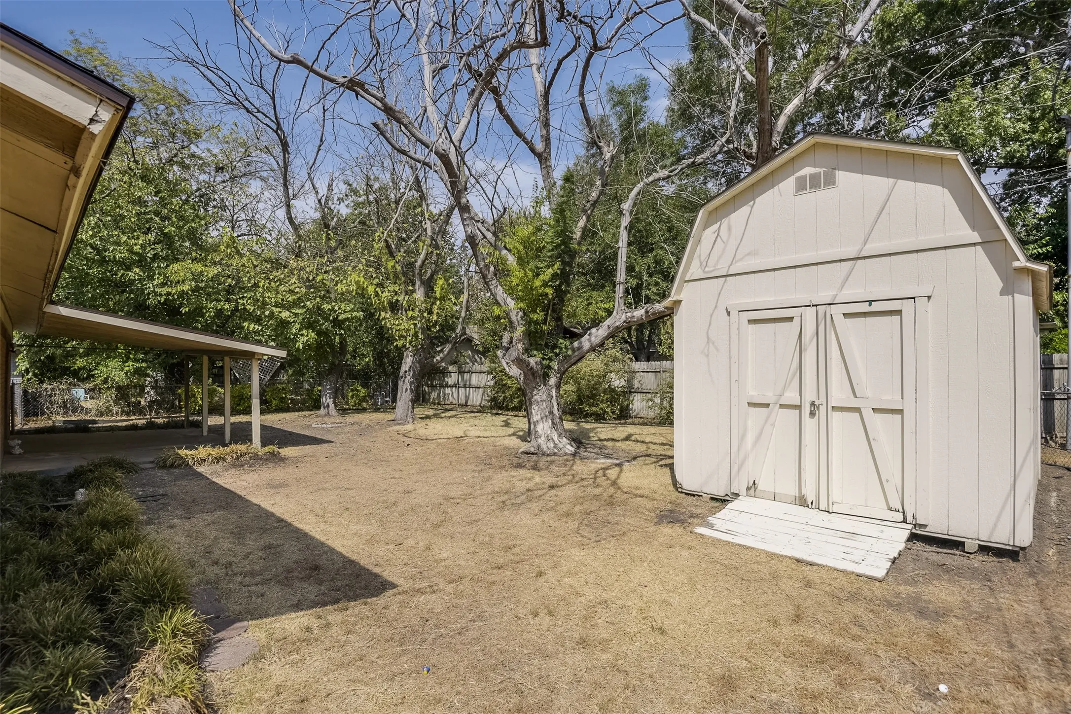 Single Family Residence For Sale in Ellis County , 102 Alamo Street, Waxahachie, Texas 75165, 3 Bedroom, 2 Bathroom, 2 Garage spaces, 1,304 Sqft, built in 1978, mls#21371211, Real Estate Agent in Waxahachie, Homes For Sale in Ellis county, Homes For Sale in Waxahachie, Realtor in Waxahachie Texas, Real Estate Brokerage Independent Realty Texas, Luminita Cordes Realtor