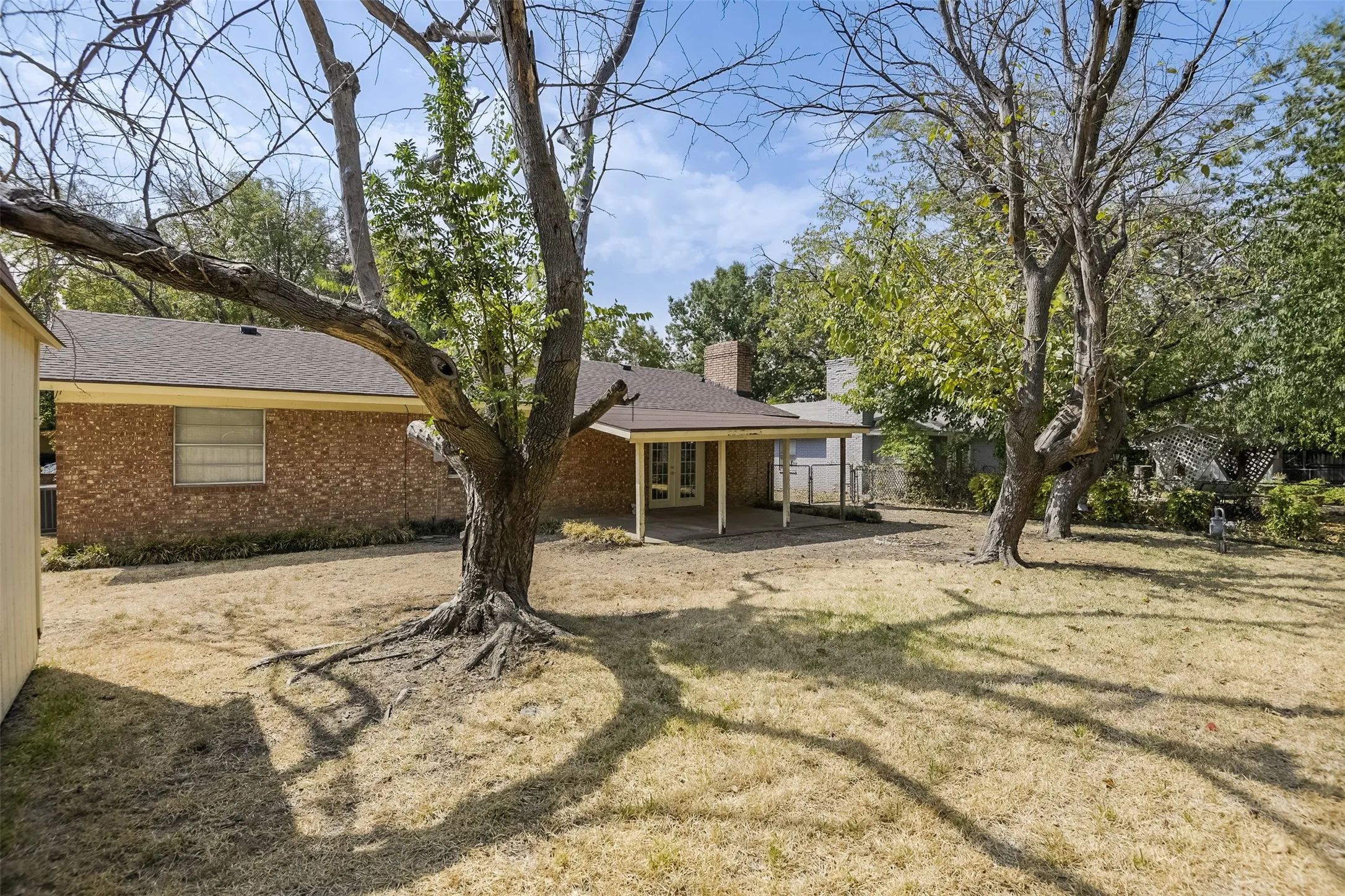 Single Family Residence For Sale in Ellis County , 102 Alamo Street, Waxahachie, Texas 75165, 3 Bedroom, 2 Bathroom, 2 Garage spaces, 1,304 Sqft, built in 1978, mls#21371211, Real Estate Agent in Waxahachie, Homes For Sale in Ellis county, Homes For Sale in Waxahachie, Realtor in Waxahachie Texas, Real Estate Brokerage Independent Realty Texas, Luminita Cordes Realtor