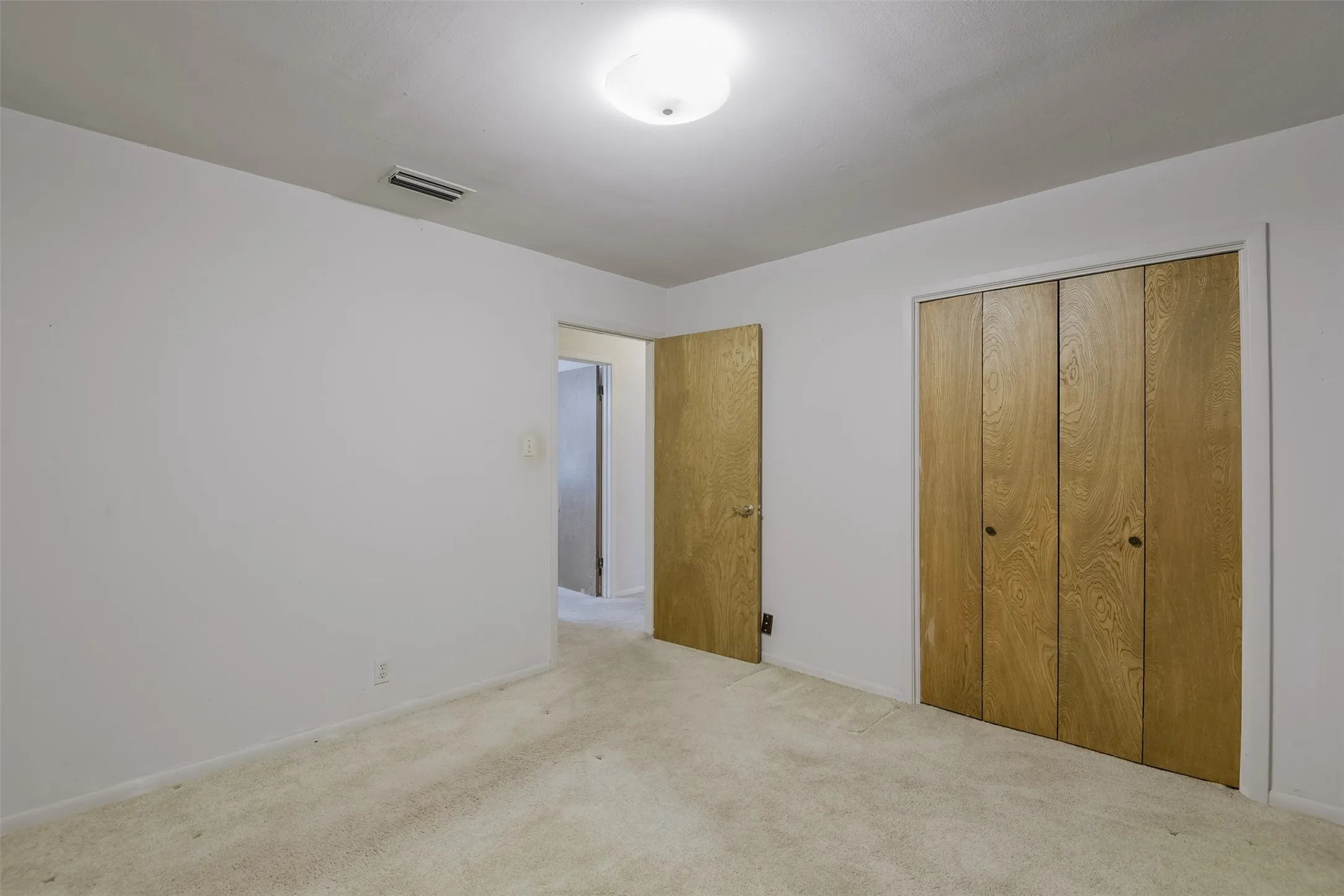 Single Family Residence For Sale in Ellis County , 102 Alamo Street, Waxahachie, Texas 75165, 3 Bedroom, 2 Bathroom, 2 Garage spaces, 1,304 Sqft, built in 1978, mls#21371211, Real Estate Agent in Waxahachie, Homes For Sale in Ellis county, Homes For Sale in Waxahachie, Realtor in Waxahachie Texas, Real Estate Brokerage Independent Realty Texas, Luminita Cordes Realtor