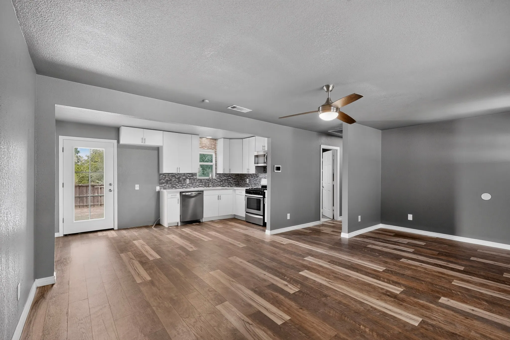 Single Family Residence For Sale in Hunt County , 6138 W Interstate 30, Royse City, Texas 75189, 2 Bedroom, 1 Bathroom, 2 Garage spaces, 792 Sqft, built in 1978, mls#21369192, Real Estate Agent in Royse City, Homes For Sale in Hunt county, Homes For Sale in Royse City, Realtor in Royse City Texas, Real Estate Brokerage Independent Realty Texas, Luminita Cordes Realtor