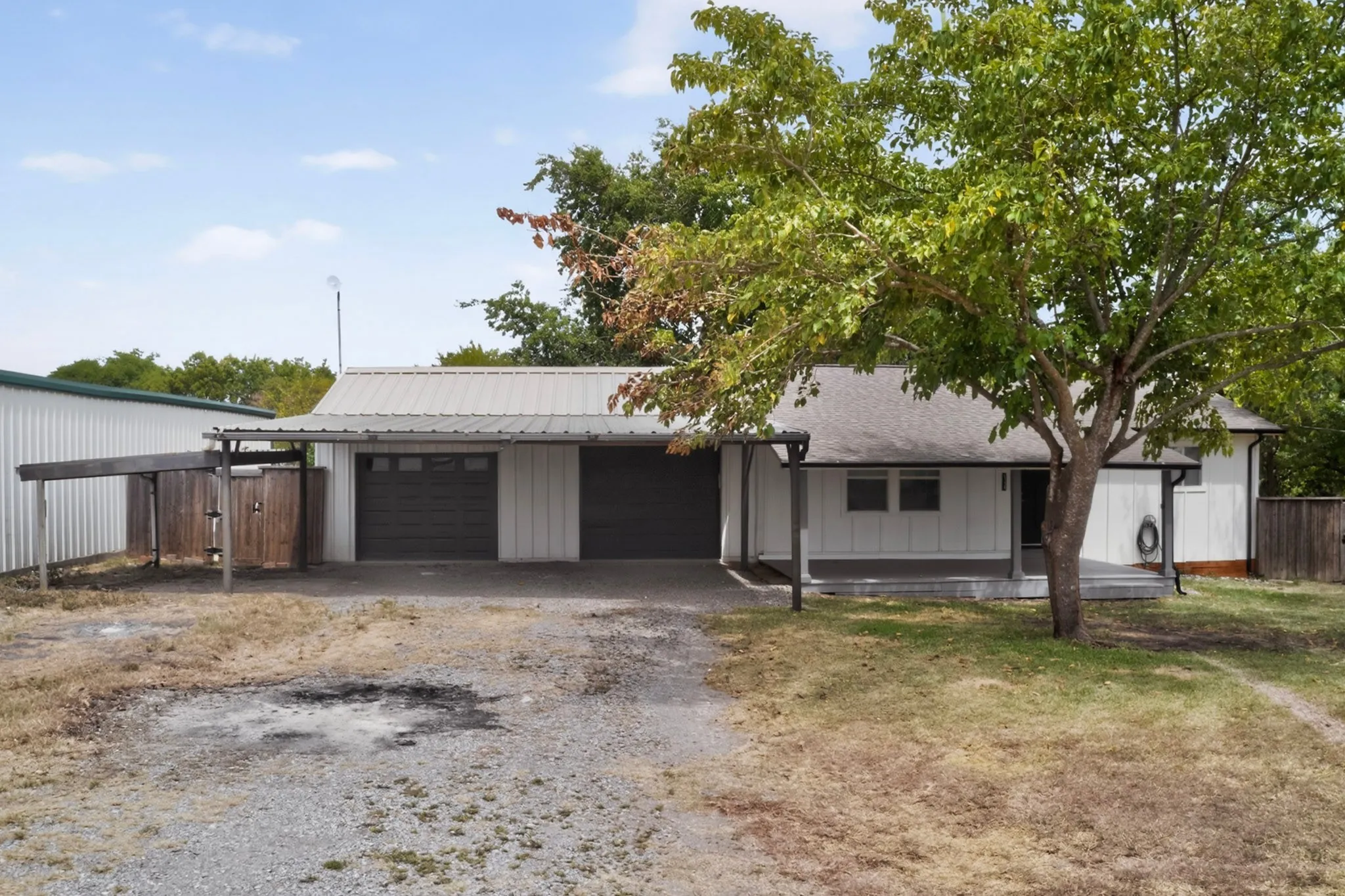 Single Family Residence For Sale in Hunt County , 6138 W Interstate 30, Royse City, Texas 75189, 2 Bedroom, 1 Bathroom, 2 Garage spaces, 792 Sqft, built in 1978, mls#21369192, Real Estate Agent in Royse City, Homes For Sale in Hunt county, Homes For Sale in Royse City, Realtor in Royse City Texas, Real Estate Brokerage Independent Realty Texas, Luminita Cordes Realtor