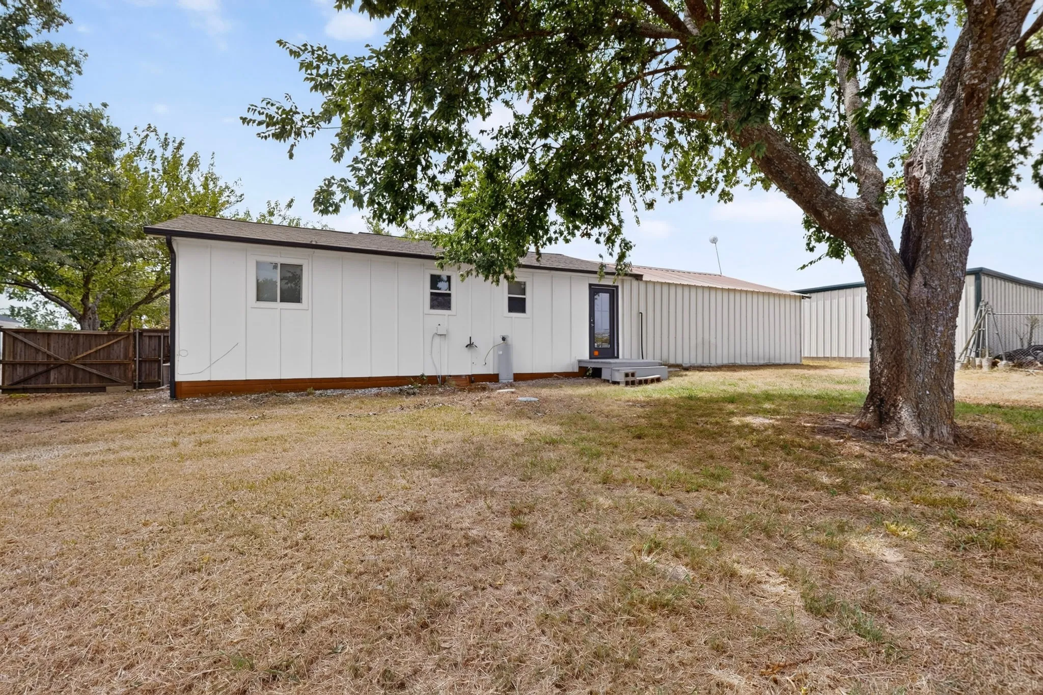Single Family Residence For Sale in Hunt County , 6138 W Interstate 30, Royse City, Texas 75189, 2 Bedroom, 1 Bathroom, 2 Garage spaces, 792 Sqft, built in 1978, mls#21369192, Real Estate Agent in Royse City, Homes For Sale in Hunt county, Homes For Sale in Royse City, Realtor in Royse City Texas, Real Estate Brokerage Independent Realty Texas, Luminita Cordes Realtor