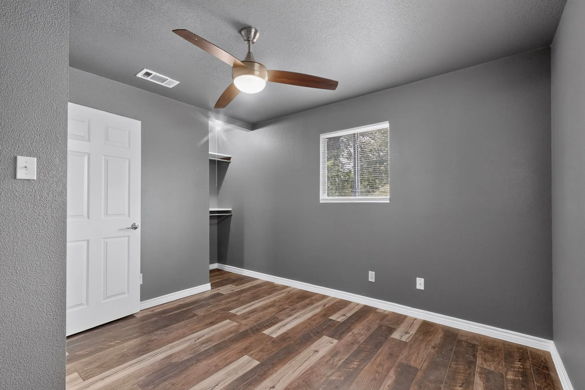 Single Family Residence For Sale in Hunt County , 6138 W Interstate 30, Royse City, Texas 75189, 2 Bedroom, 1 Bathroom, 2 Garage spaces, 792 Sqft, built in 1978, mls#21369192, Real Estate Agent in Royse City, Homes For Sale in Hunt county, Homes For Sale in Royse City, Realtor in Royse City Texas, Real Estate Brokerage Independent Realty Texas, Luminita Cordes Realtor