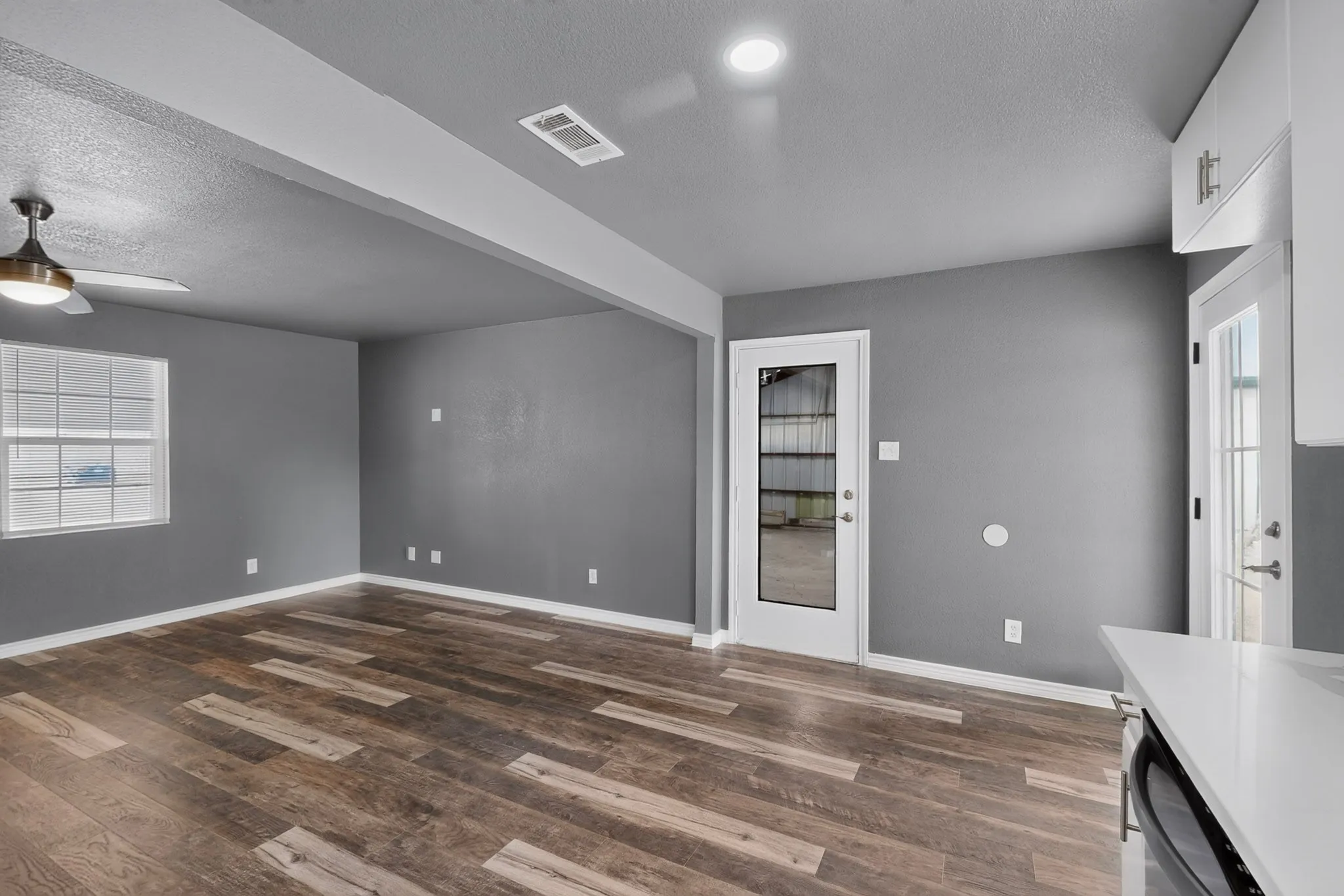 Single Family Residence For Sale in Hunt County , 6138 W Interstate 30, Royse City, Texas 75189, 2 Bedroom, 1 Bathroom, 2 Garage spaces, 792 Sqft, built in 1978, mls#21369192, Real Estate Agent in Royse City, Homes For Sale in Hunt county, Homes For Sale in Royse City, Realtor in Royse City Texas, Real Estate Brokerage Independent Realty Texas, Luminita Cordes Realtor