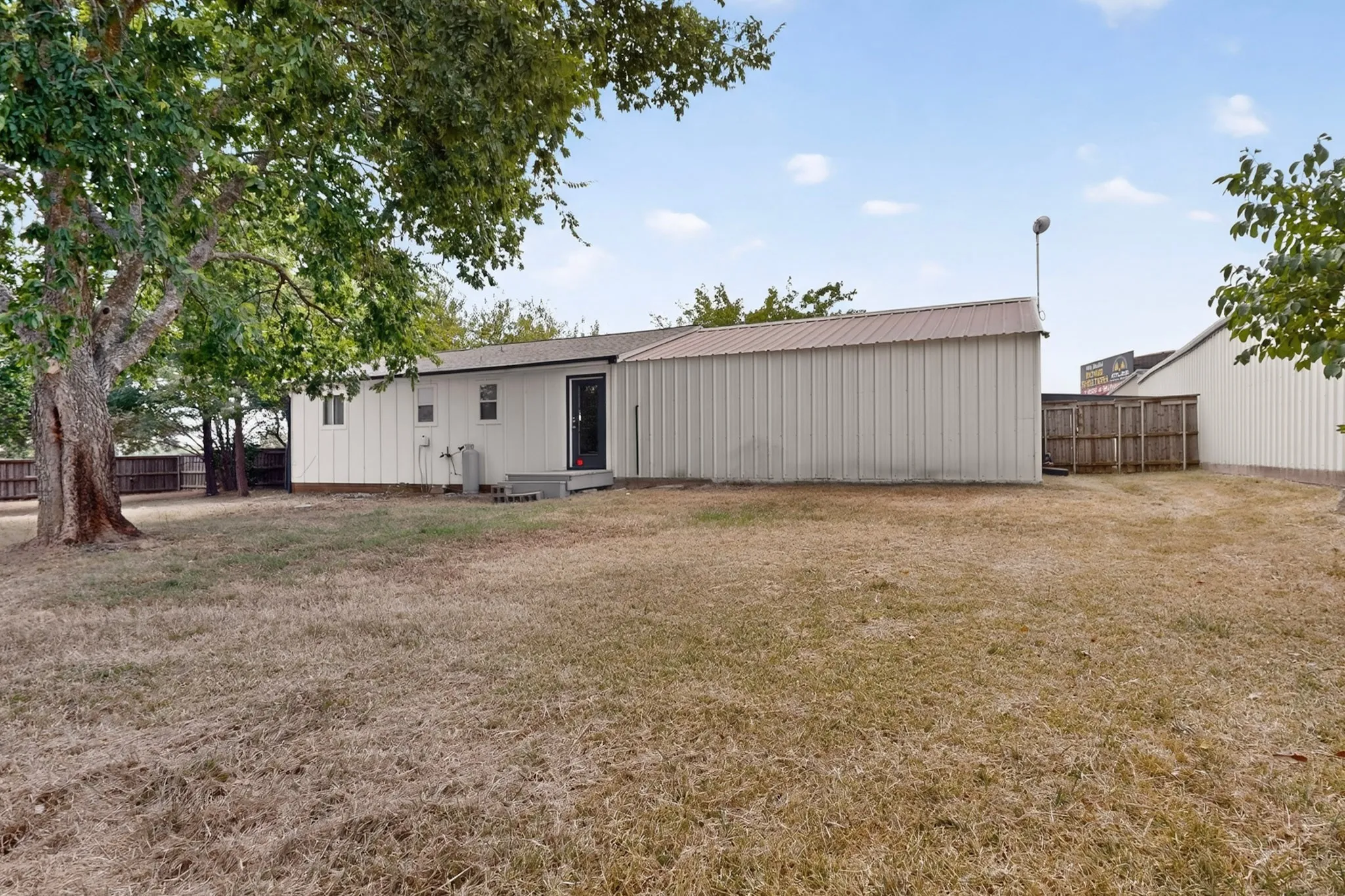 Single Family Residence For Sale in Hunt County , 6138 W Interstate 30, Royse City, Texas 75189, 2 Bedroom, 1 Bathroom, 2 Garage spaces, 792 Sqft, built in 1978, mls#21369192, Real Estate Agent in Royse City, Homes For Sale in Hunt county, Homes For Sale in Royse City, Realtor in Royse City Texas, Real Estate Brokerage Independent Realty Texas, Luminita Cordes Realtor
