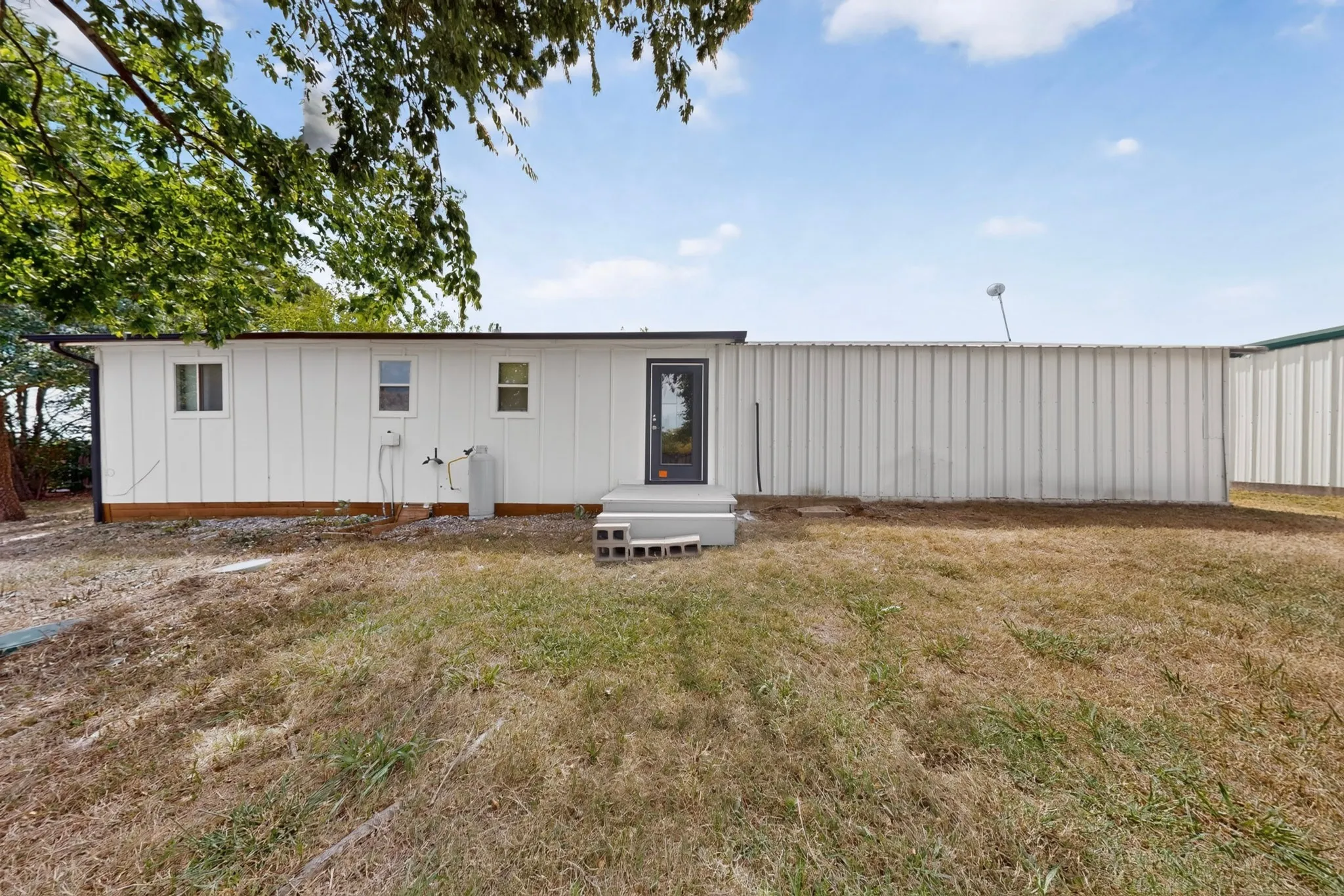 Single Family Residence For Sale in Hunt County , 6138 W Interstate 30, Royse City, Texas 75189, 2 Bedroom, 1 Bathroom, 2 Garage spaces, 792 Sqft, built in 1978, mls#21369192, Real Estate Agent in Royse City, Homes For Sale in Hunt county, Homes For Sale in Royse City, Realtor in Royse City Texas, Real Estate Brokerage Independent Realty Texas, Luminita Cordes Realtor