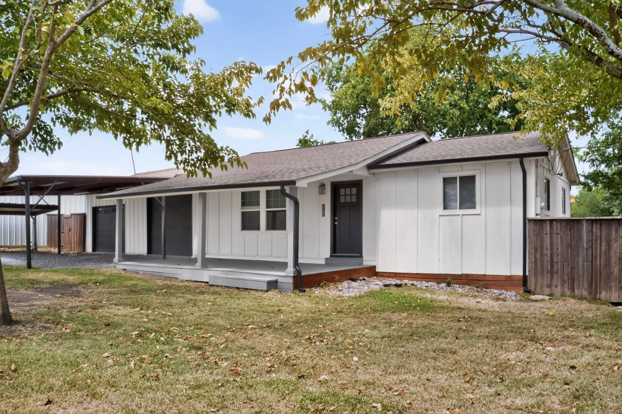 Single Family Residence For Sale in Hunt County , 6138 W Interstate 30, Royse City, Texas 75189, 2 Bedroom, 1 Bathroom, 2 Garage spaces, 792 Sqft, built in 1978, mls#21369192, Real Estate Agent in Royse City, Homes For Sale in Hunt county, Homes For Sale in Royse City, Realtor in Royse City Texas, Real Estate Brokerage Independent Realty Texas, Luminita Cordes Realtor