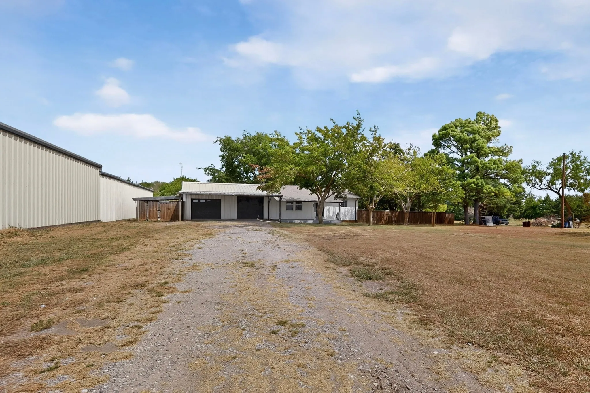 Single Family Residence For Sale in Hunt County , 6138 W Interstate 30, Royse City, Texas 75189, 2 Bedroom, 1 Bathroom, 2 Garage spaces, 792 Sqft, built in 1978, mls#21369192, Real Estate Agent in Royse City, Homes For Sale in Hunt county, Homes For Sale in Royse City, Realtor in Royse City Texas, Real Estate Brokerage Independent Realty Texas, Luminita Cordes Realtor