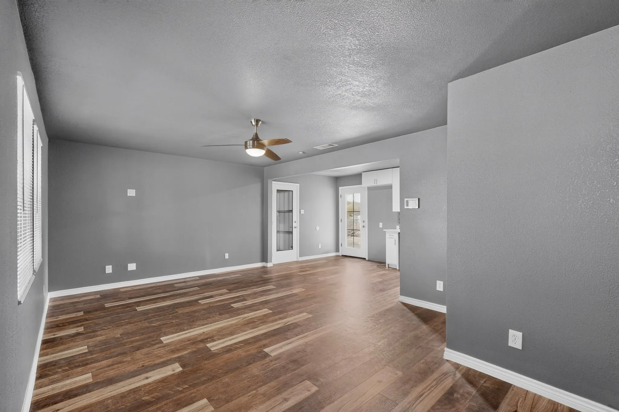 Single Family Residence For Sale in Hunt County , 6138 W Interstate 30, Royse City, Texas 75189, 2 Bedroom, 1 Bathroom, 2 Garage spaces, 792 Sqft, built in 1978, mls#21369192, Real Estate Agent in Royse City, Homes For Sale in Hunt county, Homes For Sale in Royse City, Realtor in Royse City Texas, Real Estate Brokerage Independent Realty Texas, Luminita Cordes Realtor