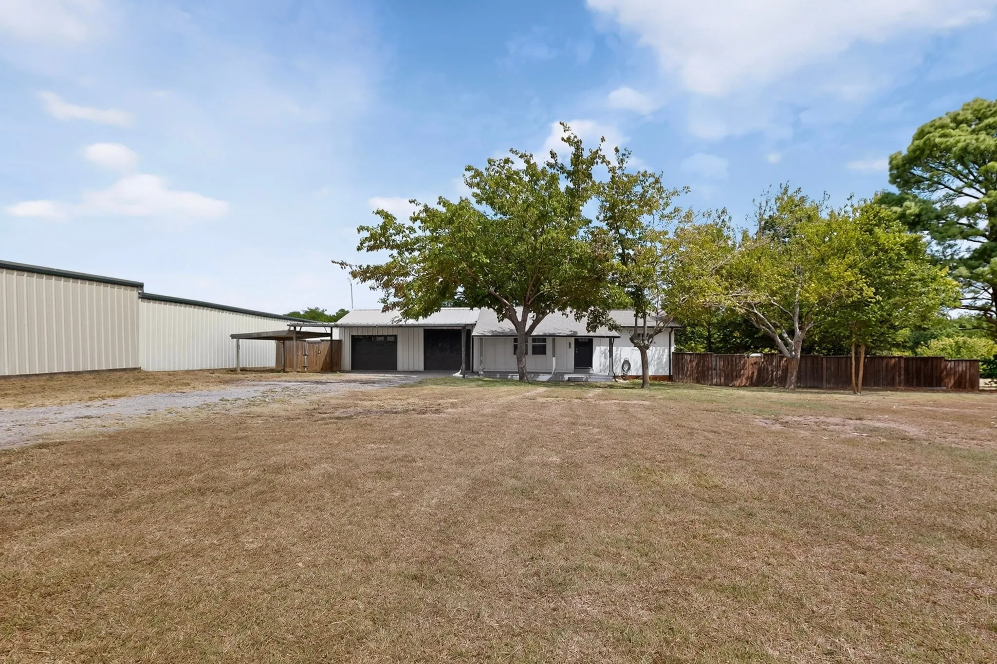 Single Family Residence For Sale in Hunt County , 6138 W Interstate 30, Royse City, Texas 75189, 2 Bedroom, 1 Bathroom, 2 Garage spaces, 792 Sqft, built in 1978, mls#21369192, Real Estate Agent in Royse City, Homes For Sale in Hunt county, Homes For Sale in Royse City, Realtor in Royse City Texas, Real Estate Brokerage Independent Realty Texas, Luminita Cordes Realtor