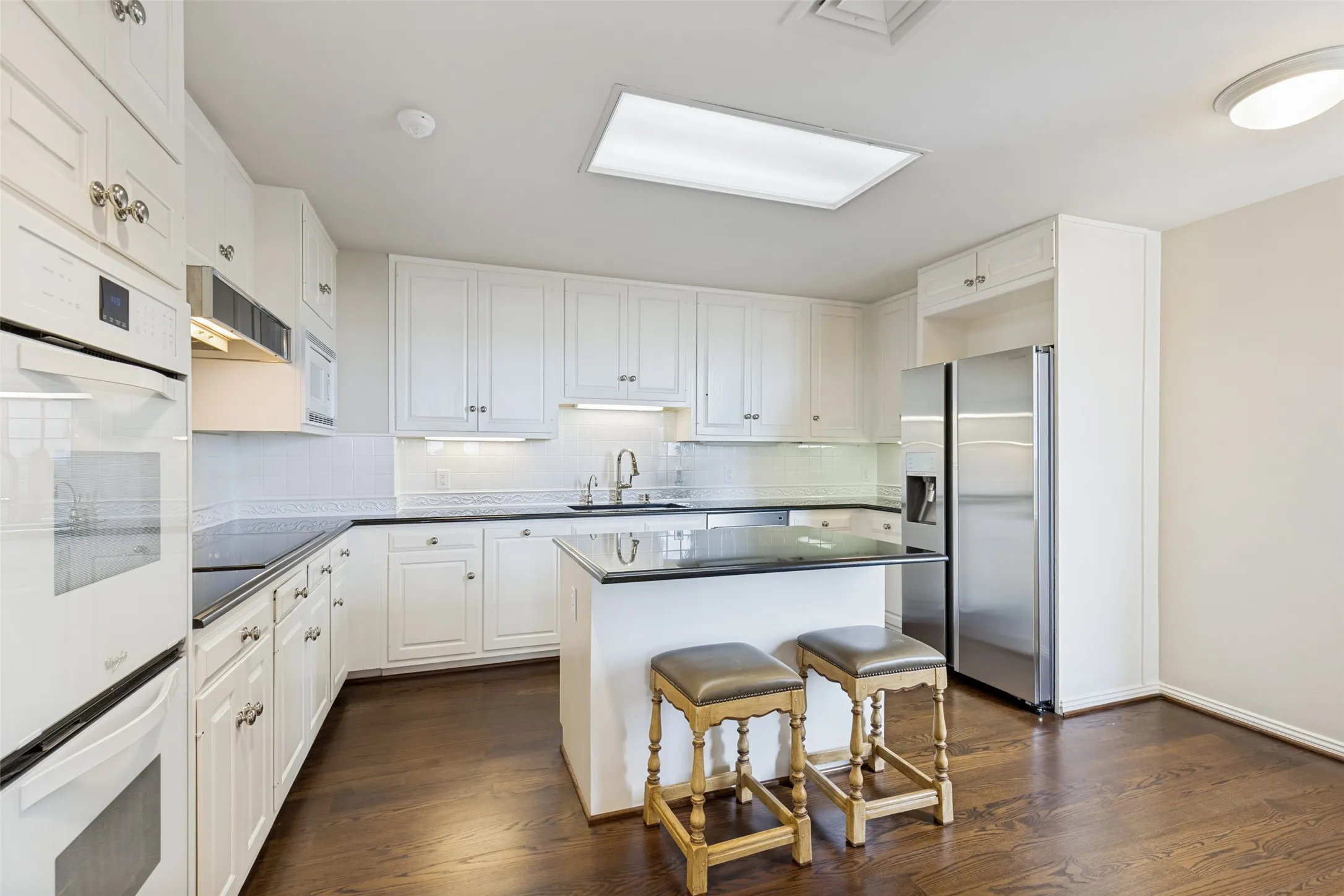 Light and bright kitchen with island