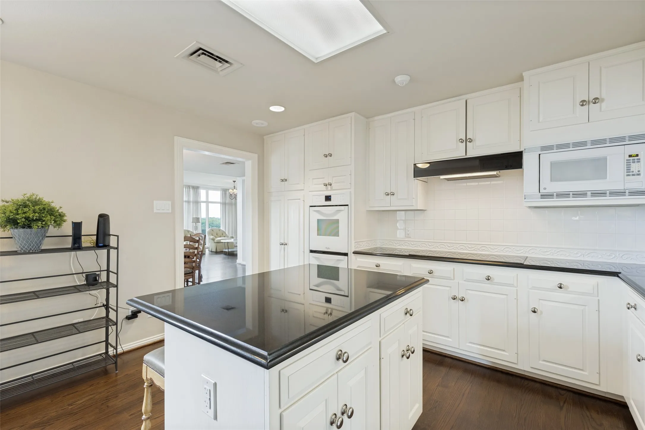 Condominium For Sale in Dallas County , 4500 Roland Avenue 805, Highland Park, Texas 75219, 2 Bedroom, 3 Bathroom, 1 Garage spaces, 2,404 Sqft, built in 1982, mls#21369290, Real Estate Agent in Highland Park, Homes For Sale in Dallas county, Homes For Sale in Highland Park, Realtor in Highland Park Texas, Real Estate Brokerage Independent Realty Texas, Luminita Cordes Realtor
