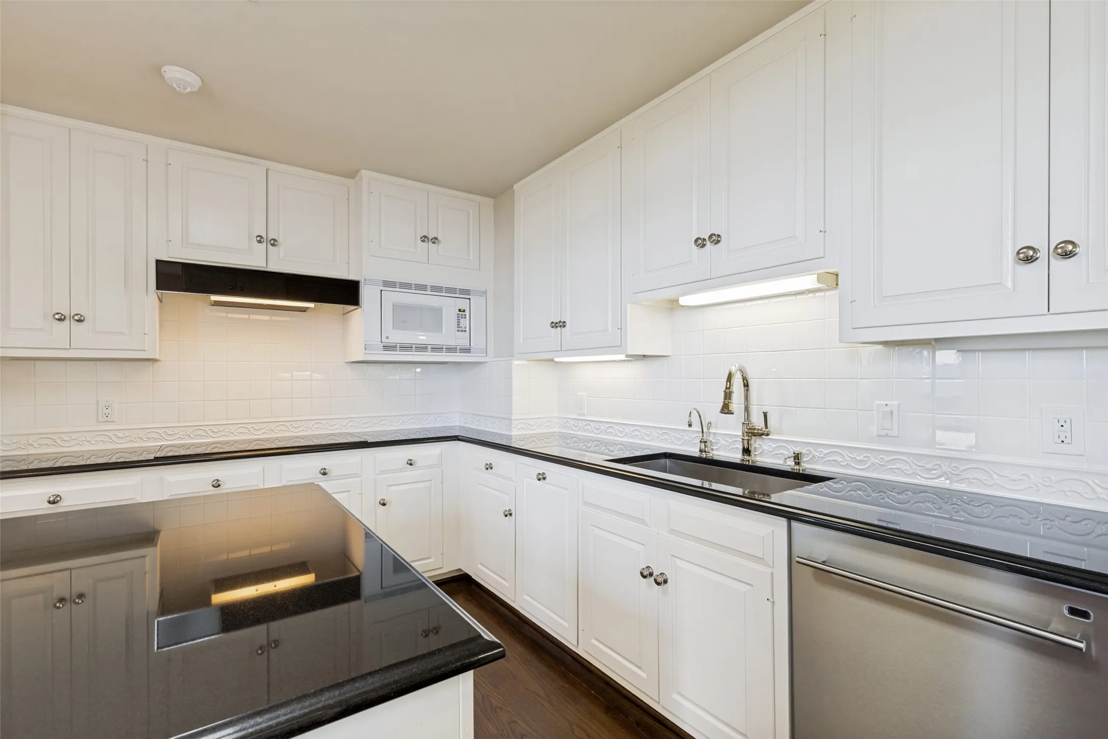 Condominium For Sale in Dallas County , 4500 Roland Avenue 805, Highland Park, Texas 75219, 2 Bedroom, 3 Bathroom, 1 Garage spaces, 2,404 Sqft, built in 1982, mls#21369290, Real Estate Agent in Highland Park, Homes For Sale in Dallas county, Homes For Sale in Highland Park, Realtor in Highland Park Texas, Real Estate Brokerage Independent Realty Texas, Luminita Cordes Realtor