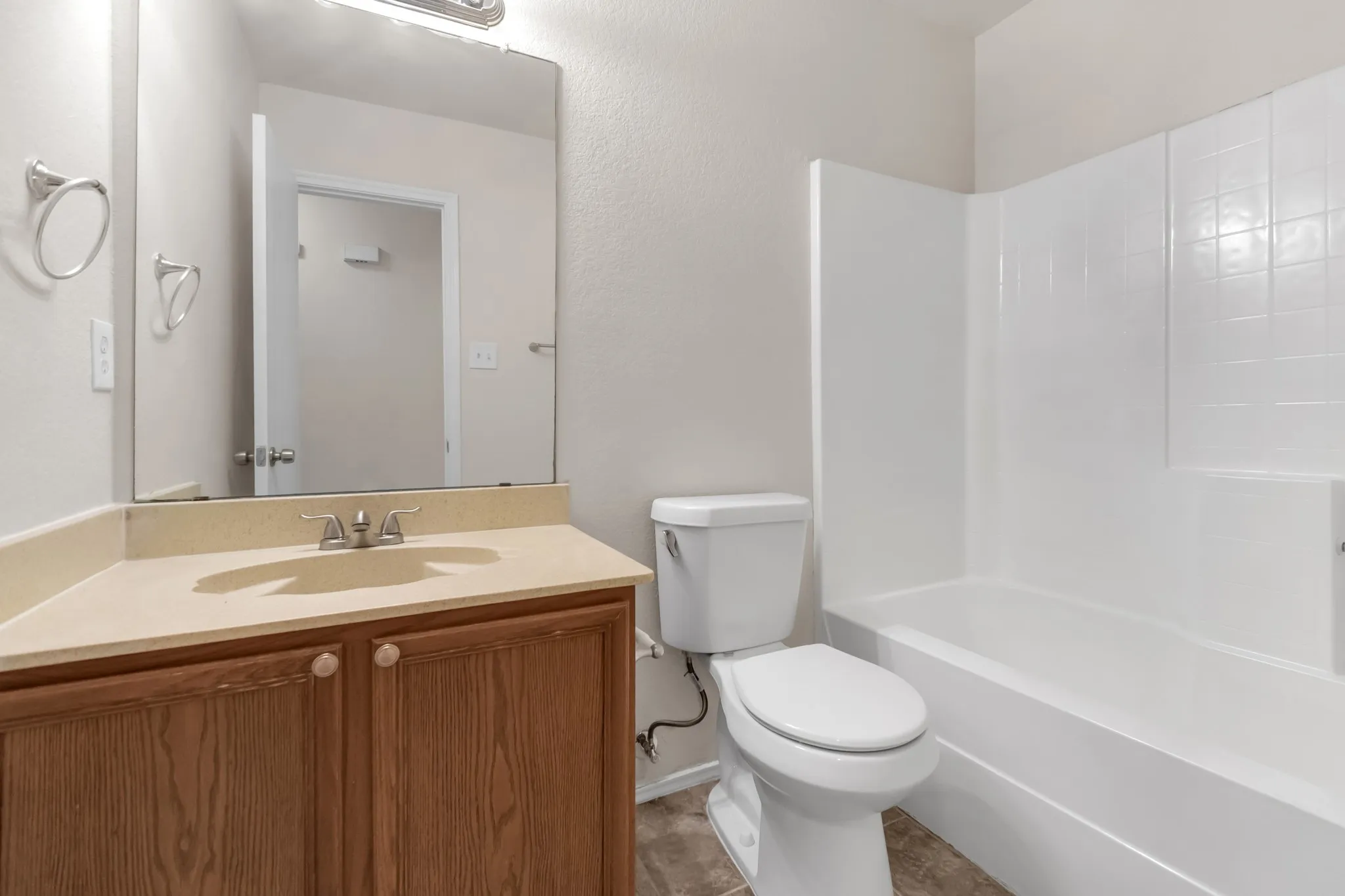 Single Family Residence For Sale in Dallas County , 1039 Caliente Drive, Grand Prairie, Texas 75051, 3 Bedroom, 2 Bathroom, 2 Garage spaces, 1,482 Sqft, built in 2004, mls#21367356, Real Estate Agent in Grand Prairie, Homes For Sale in Dallas county, Homes For Sale in Grand Prairie, Realtor in Grand Prairie Texas, Real Estate Brokerage Independent Realty Texas, Luminita Cordes Realtor