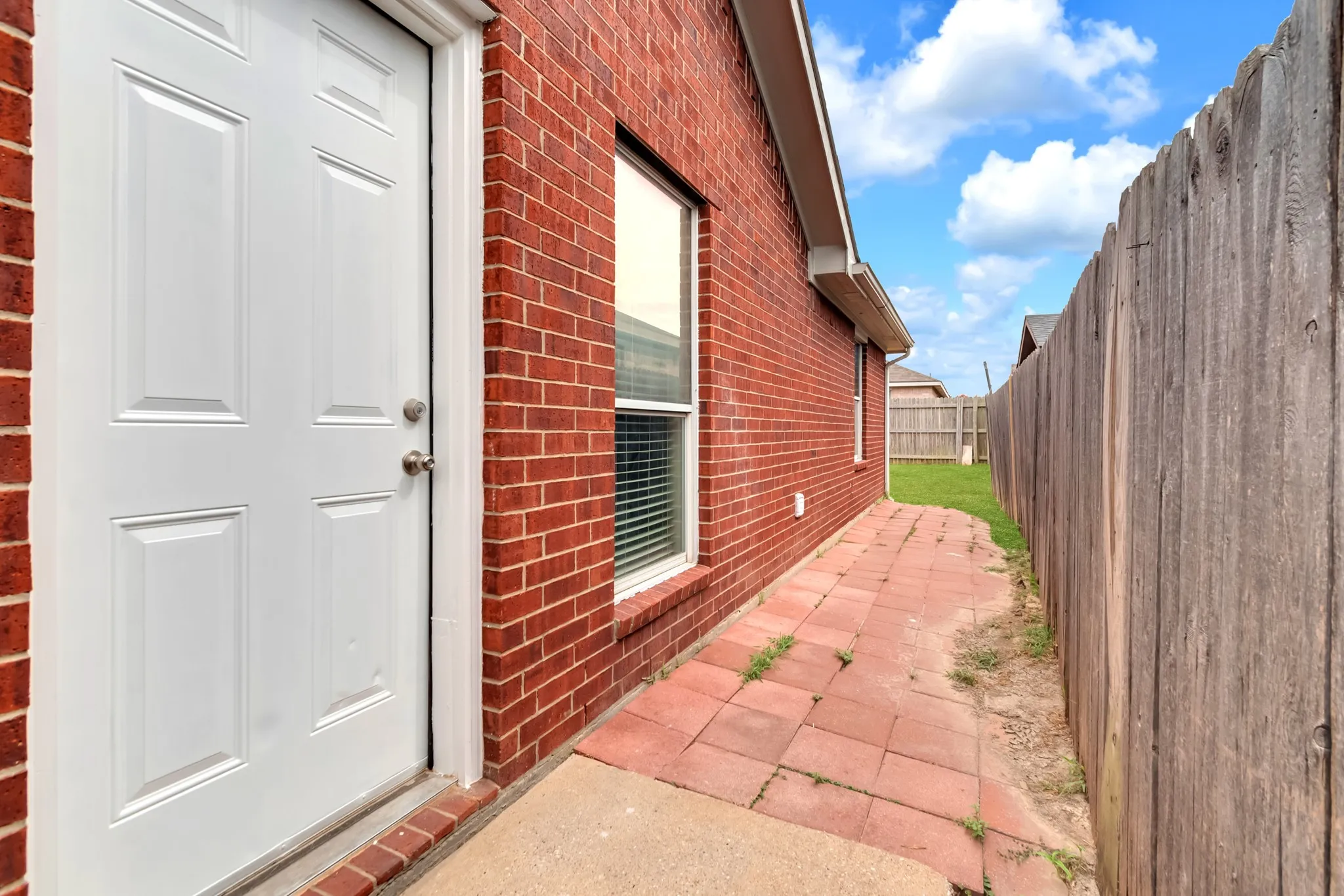 Single Family Residence For Sale in Dallas County , 1039 Caliente Drive, Grand Prairie, Texas 75051, 3 Bedroom, 2 Bathroom, 2 Garage spaces, 1,482 Sqft, built in 2004, mls#21367356, Real Estate Agent in Grand Prairie, Homes For Sale in Dallas county, Homes For Sale in Grand Prairie, Realtor in Grand Prairie Texas, Real Estate Brokerage Independent Realty Texas, Luminita Cordes Realtor