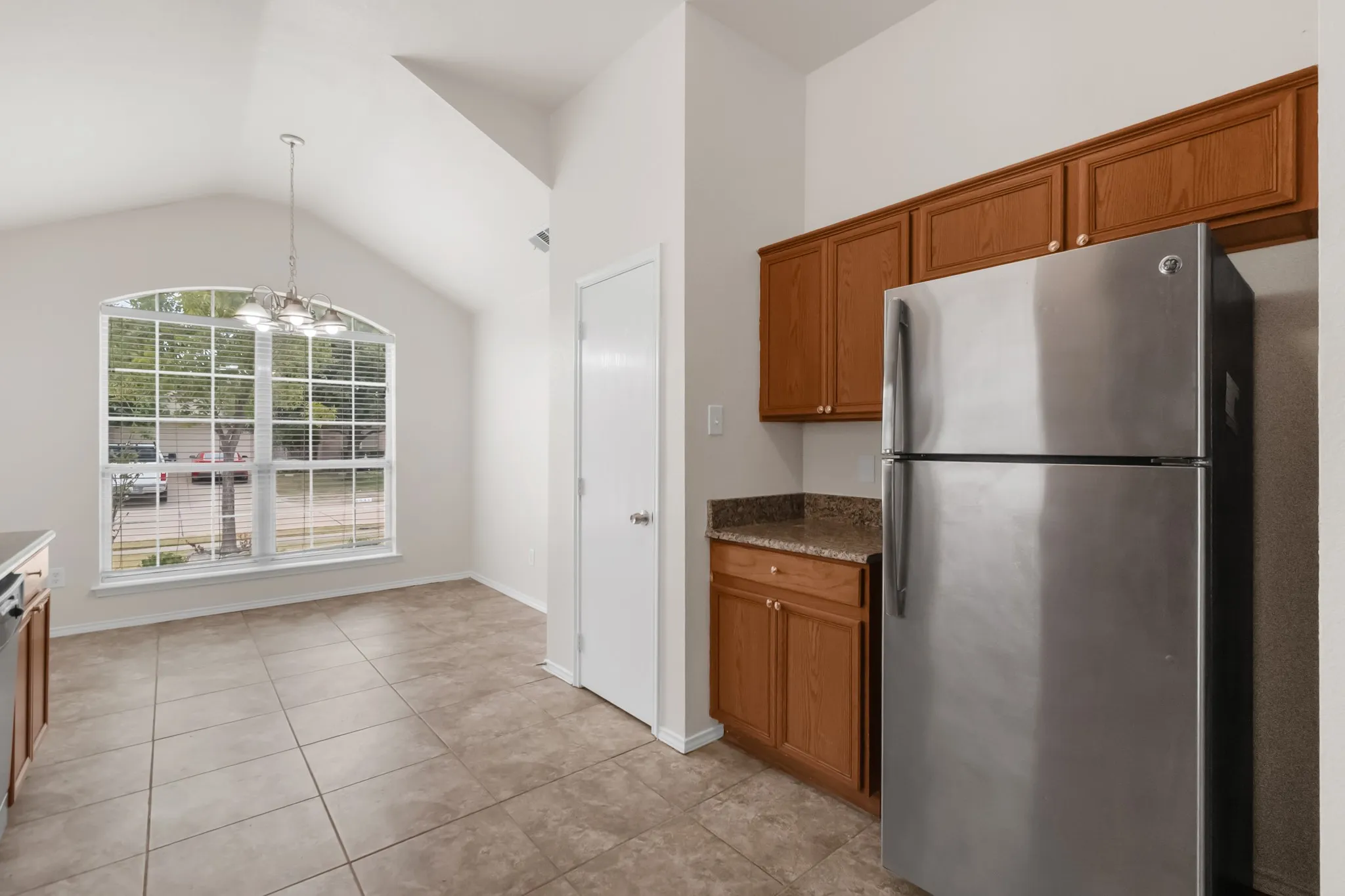 Single Family Residence For Sale in Dallas County , 1039 Caliente Drive, Grand Prairie, Texas 75051, 3 Bedroom, 2 Bathroom, 2 Garage spaces, 1,482 Sqft, built in 2004, mls#21367356, Real Estate Agent in Grand Prairie, Homes For Sale in Dallas county, Homes For Sale in Grand Prairie, Realtor in Grand Prairie Texas, Real Estate Brokerage Independent Realty Texas, Luminita Cordes Realtor