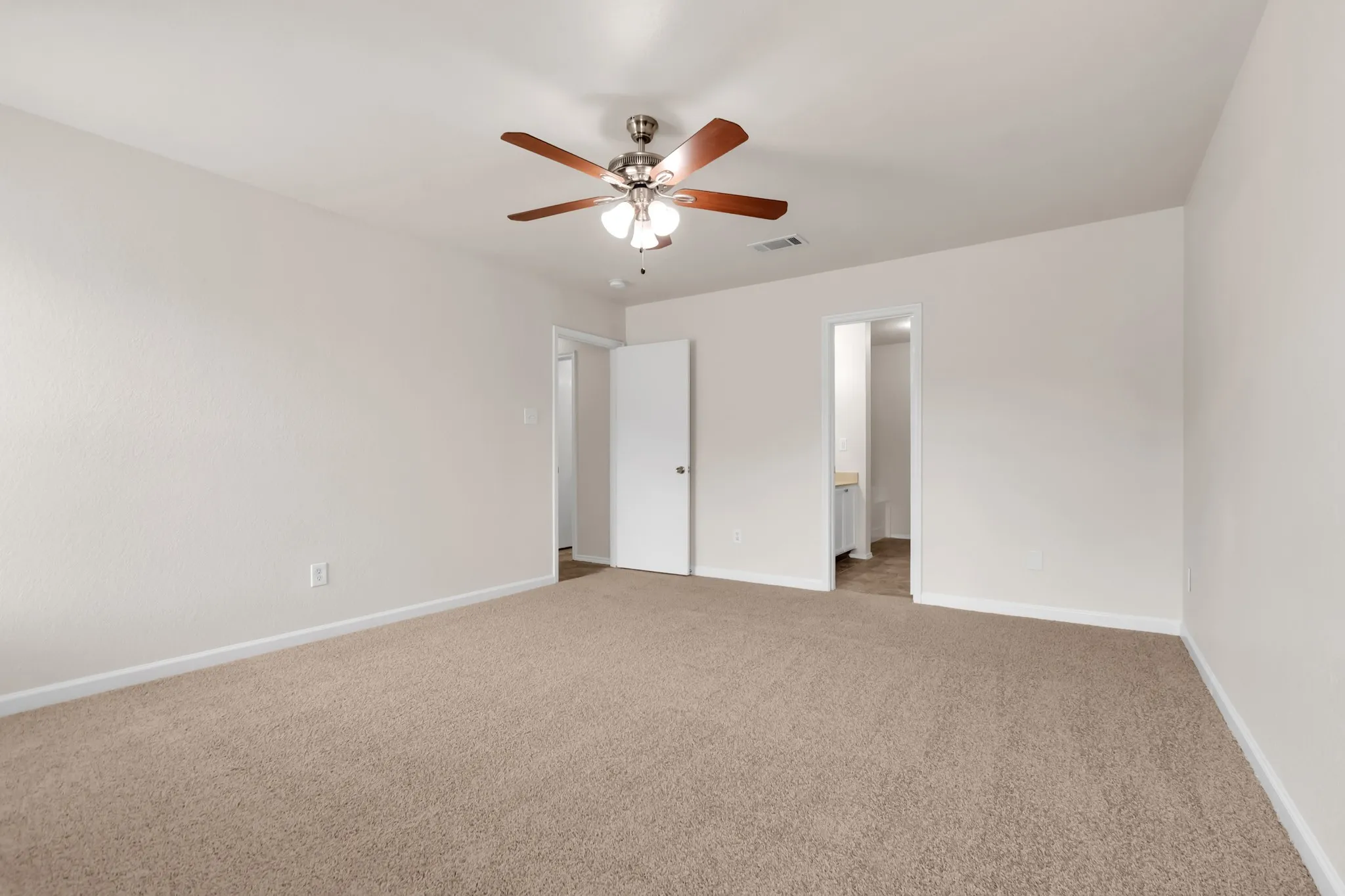 Single Family Residence For Sale in Dallas County , 1039 Caliente Drive, Grand Prairie, Texas 75051, 3 Bedroom, 2 Bathroom, 2 Garage spaces, 1,482 Sqft, built in 2004, mls#21367356, Real Estate Agent in Grand Prairie, Homes For Sale in Dallas county, Homes For Sale in Grand Prairie, Realtor in Grand Prairie Texas, Real Estate Brokerage Independent Realty Texas, Luminita Cordes Realtor