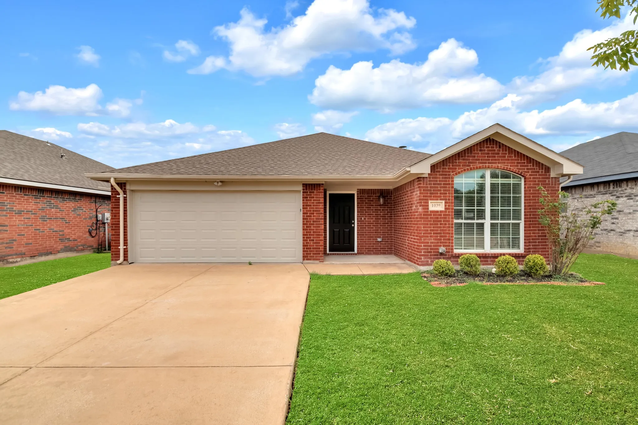 Single Family Residence For Sale in Dallas County , 1039 Caliente Drive, Grand Prairie, Texas 75051, 3 Bedroom, 2 Bathroom, 2 Garage spaces, 1,482 Sqft, built in 2004, mls#21367356, Real Estate Agent in Grand Prairie, Homes For Sale in Dallas county, Homes For Sale in Grand Prairie, Realtor in Grand Prairie Texas, Real Estate Brokerage Independent Realty Texas, Luminita Cordes Realtor