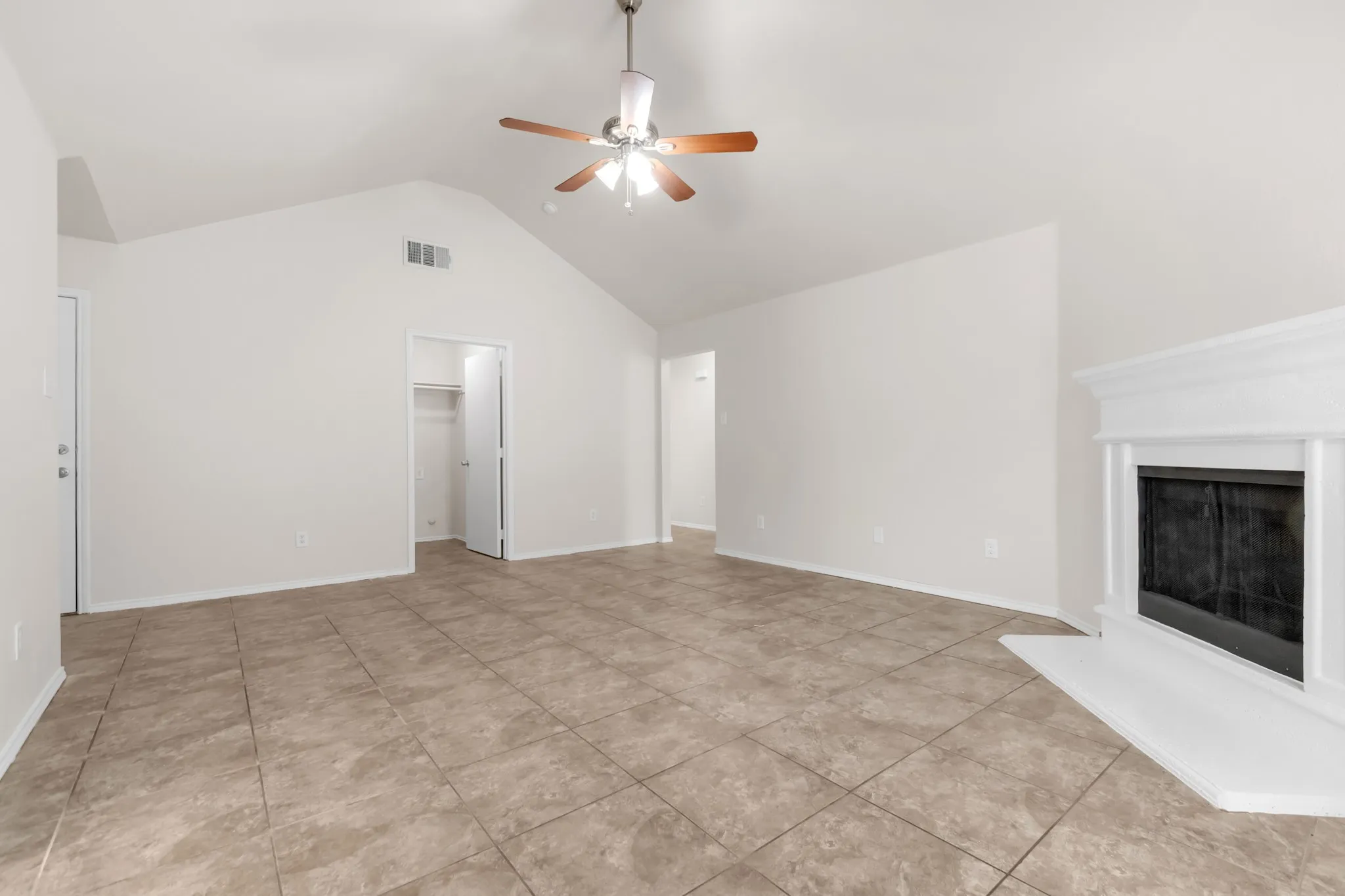 Single Family Residence For Sale in Dallas County , 1039 Caliente Drive, Grand Prairie, Texas 75051, 3 Bedroom, 2 Bathroom, 2 Garage spaces, 1,482 Sqft, built in 2004, mls#21367356, Real Estate Agent in Grand Prairie, Homes For Sale in Dallas county, Homes For Sale in Grand Prairie, Realtor in Grand Prairie Texas, Real Estate Brokerage Independent Realty Texas, Luminita Cordes Realtor