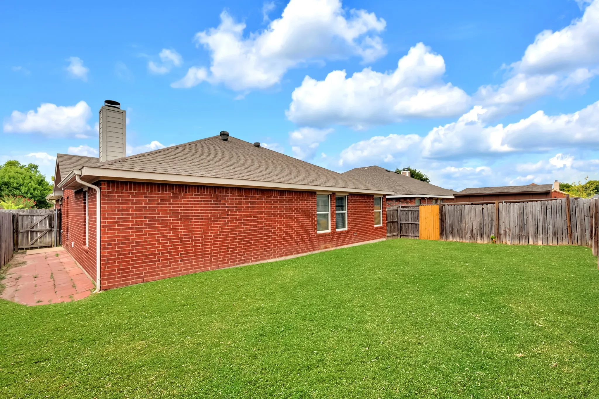 Single Family Residence For Sale in Dallas County , 1039 Caliente Drive, Grand Prairie, Texas 75051, 3 Bedroom, 2 Bathroom, 2 Garage spaces, 1,482 Sqft, built in 2004, mls#21367356, Real Estate Agent in Grand Prairie, Homes For Sale in Dallas county, Homes For Sale in Grand Prairie, Realtor in Grand Prairie Texas, Real Estate Brokerage Independent Realty Texas, Luminita Cordes Realtor