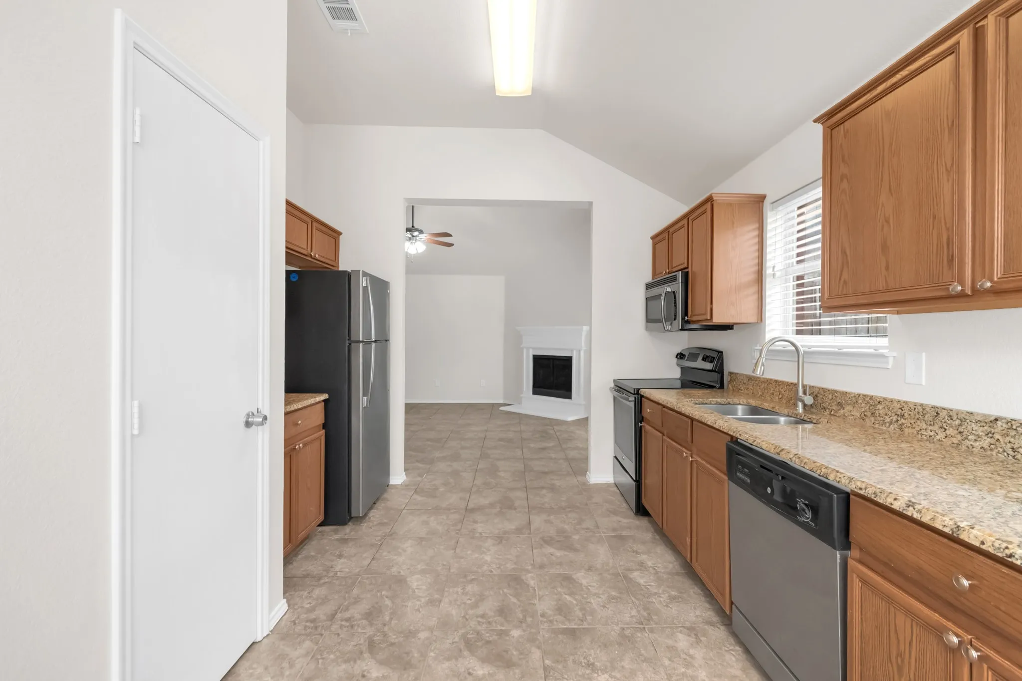 Single Family Residence For Sale in Dallas County , 1039 Caliente Drive, Grand Prairie, Texas 75051, 3 Bedroom, 2 Bathroom, 2 Garage spaces, 1,482 Sqft, built in 2004, mls#21367356, Real Estate Agent in Grand Prairie, Homes For Sale in Dallas county, Homes For Sale in Grand Prairie, Realtor in Grand Prairie Texas, Real Estate Brokerage Independent Realty Texas, Luminita Cordes Realtor