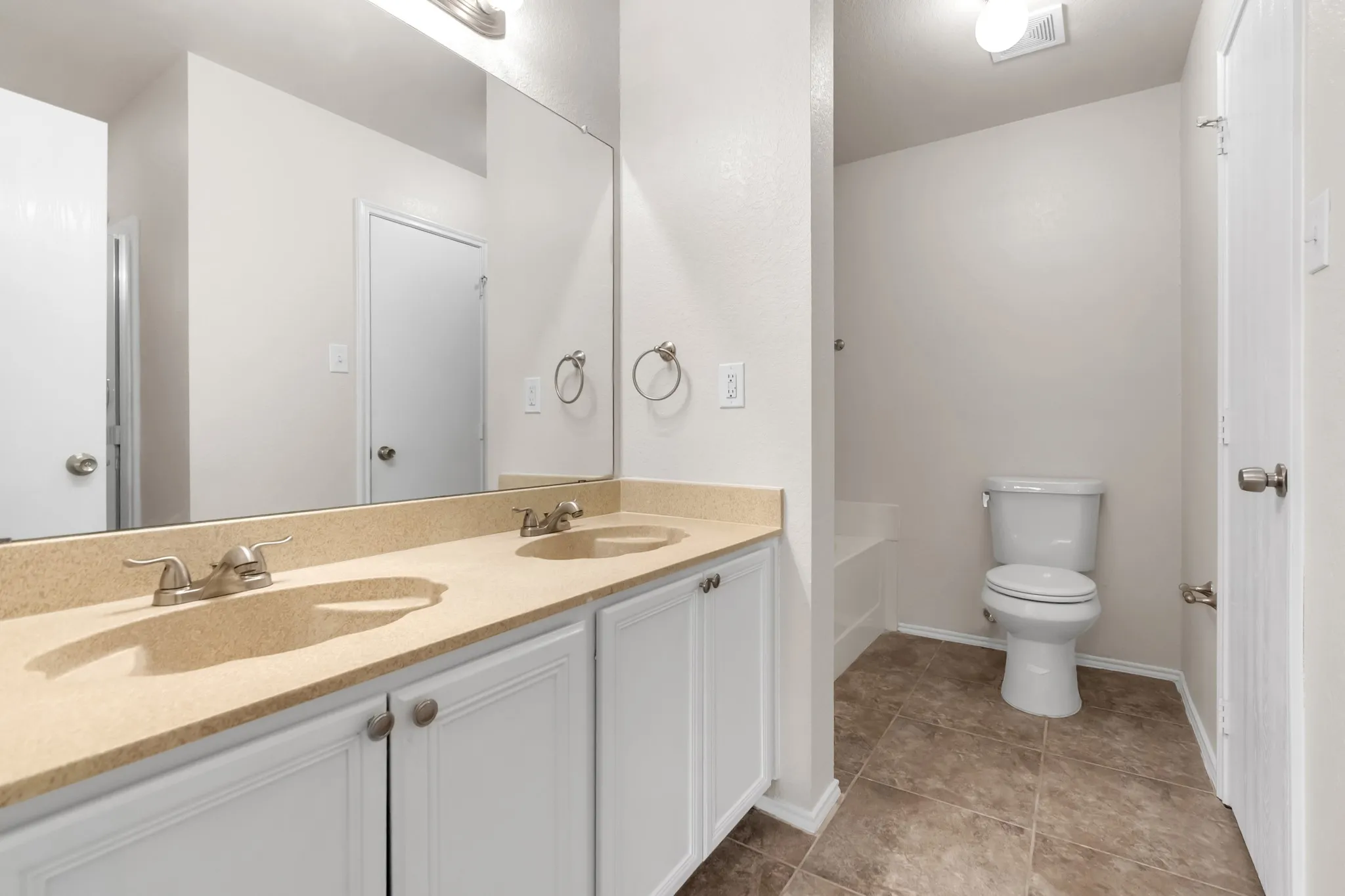 Single Family Residence For Sale in Dallas County , 1039 Caliente Drive, Grand Prairie, Texas 75051, 3 Bedroom, 2 Bathroom, 2 Garage spaces, 1,482 Sqft, built in 2004, mls#21367356, Real Estate Agent in Grand Prairie, Homes For Sale in Dallas county, Homes For Sale in Grand Prairie, Realtor in Grand Prairie Texas, Real Estate Brokerage Independent Realty Texas, Luminita Cordes Realtor