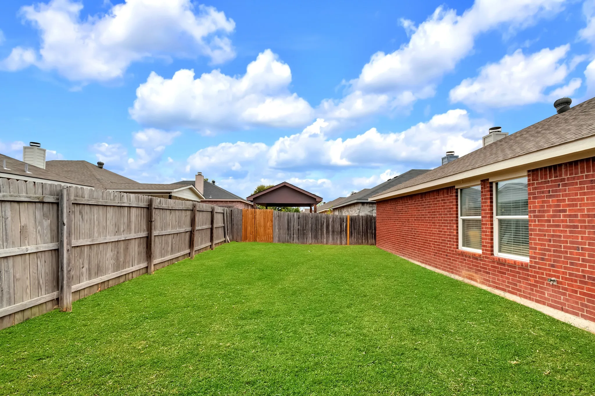 Single Family Residence For Sale in Dallas County , 1039 Caliente Drive, Grand Prairie, Texas 75051, 3 Bedroom, 2 Bathroom, 2 Garage spaces, 1,482 Sqft, built in 2004, mls#21367356, Real Estate Agent in Grand Prairie, Homes For Sale in Dallas county, Homes For Sale in Grand Prairie, Realtor in Grand Prairie Texas, Real Estate Brokerage Independent Realty Texas, Luminita Cordes Realtor