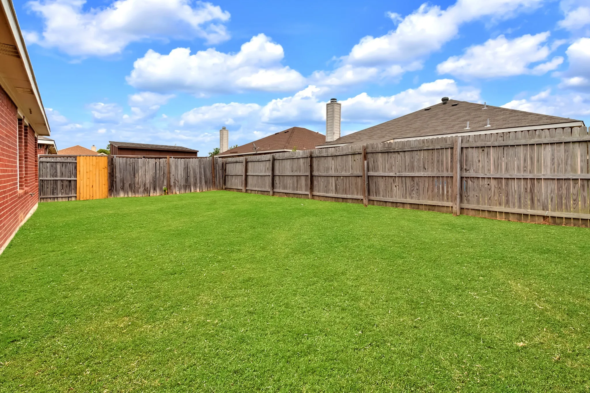 Single Family Residence For Sale in Dallas County , 1039 Caliente Drive, Grand Prairie, Texas 75051, 3 Bedroom, 2 Bathroom, 2 Garage spaces, 1,482 Sqft, built in 2004, mls#21367356, Real Estate Agent in Grand Prairie, Homes For Sale in Dallas county, Homes For Sale in Grand Prairie, Realtor in Grand Prairie Texas, Real Estate Brokerage Independent Realty Texas, Luminita Cordes Realtor
