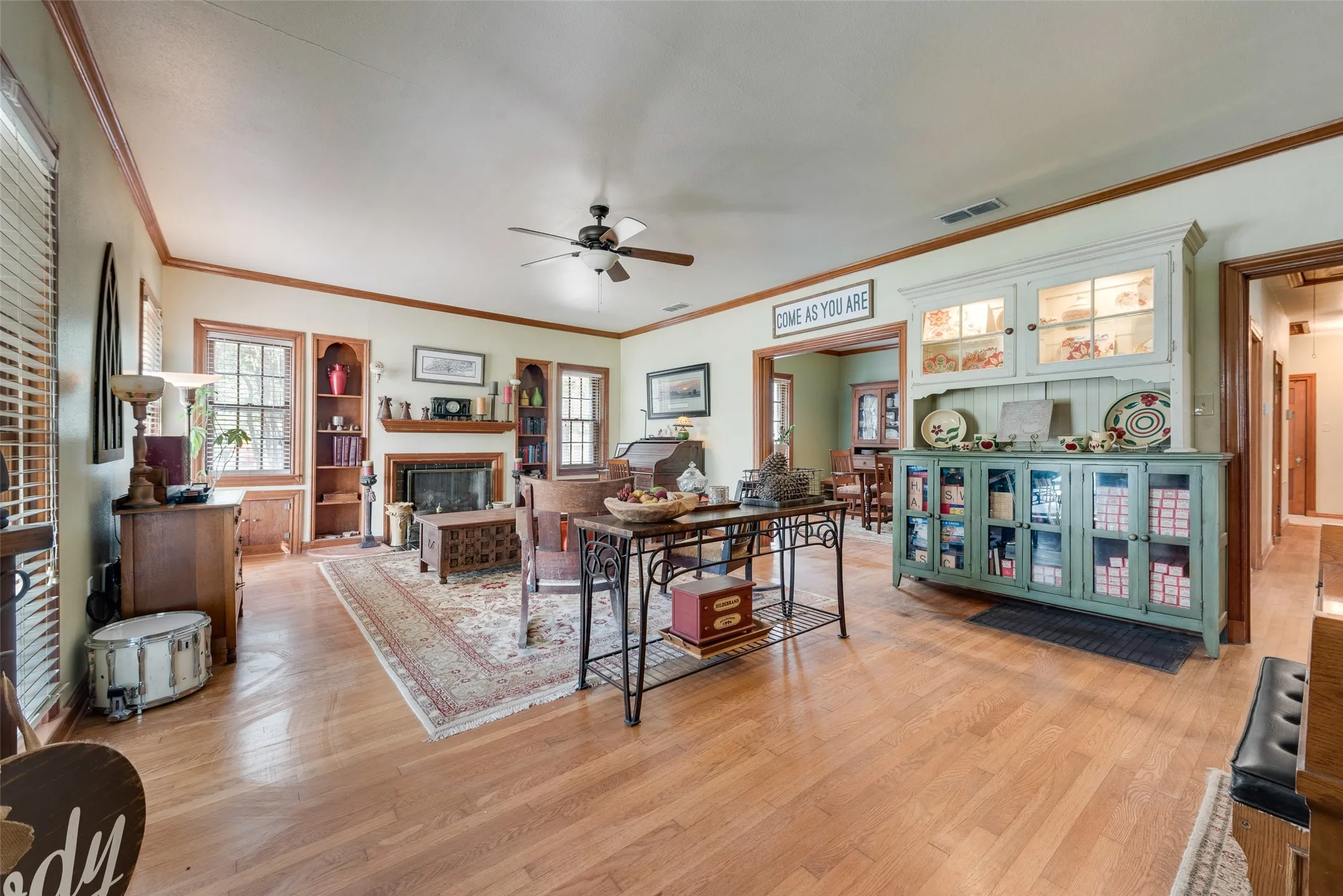 Single Family Residence For Sale in Van Zandt County , 233 E High Street, Wills Point, Texas 75169, 5 Bedroom, 3 Bathroom, 2 Garage spaces, 2,952 Sqft, built in 1930, mls#21370719, Real Estate Agent in Wills Point, Homes For Sale in Van Zandt county, Homes For Sale in Wills Point, Realtor in Wills Point Texas, Real Estate Brokerage Independent Realty Texas, Luminita Cordes Realtor