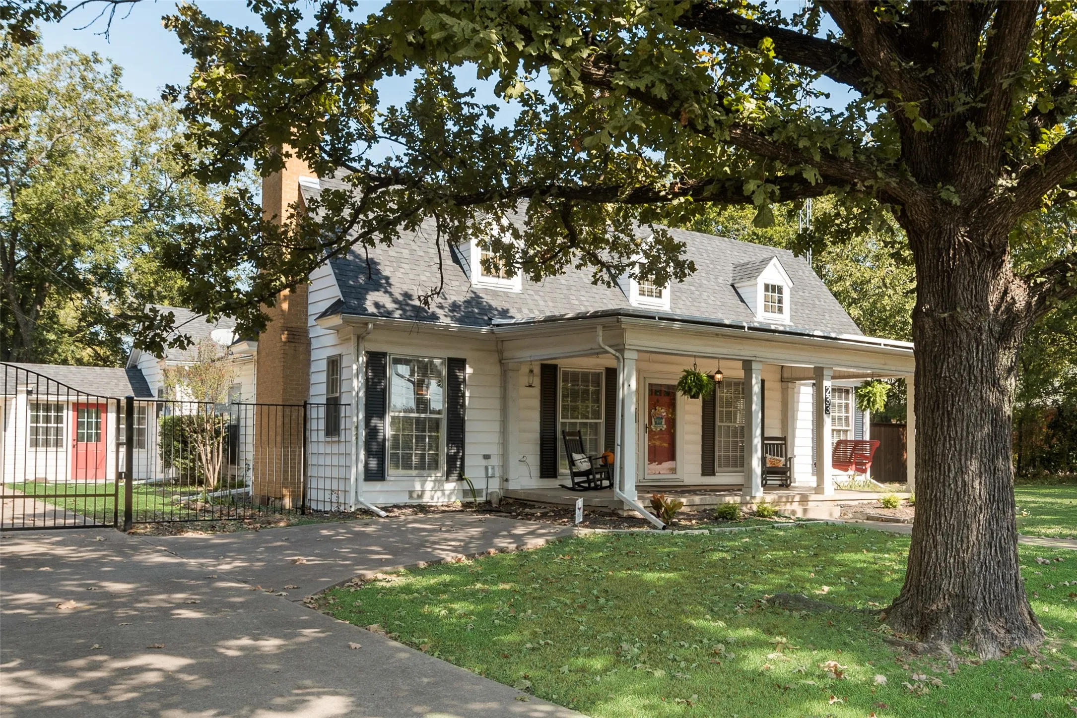 Single Family Residence For Sale in Van Zandt County , 233 E High Street, Wills Point, Texas 75169, 5 Bedroom, 3 Bathroom, 2 Garage spaces, 2,952 Sqft, built in 1930, mls#21370719, Real Estate Agent in Wills Point, Homes For Sale in Van Zandt county, Homes For Sale in Wills Point, Realtor in Wills Point Texas, Real Estate Brokerage Independent Realty Texas, Luminita Cordes Realtor