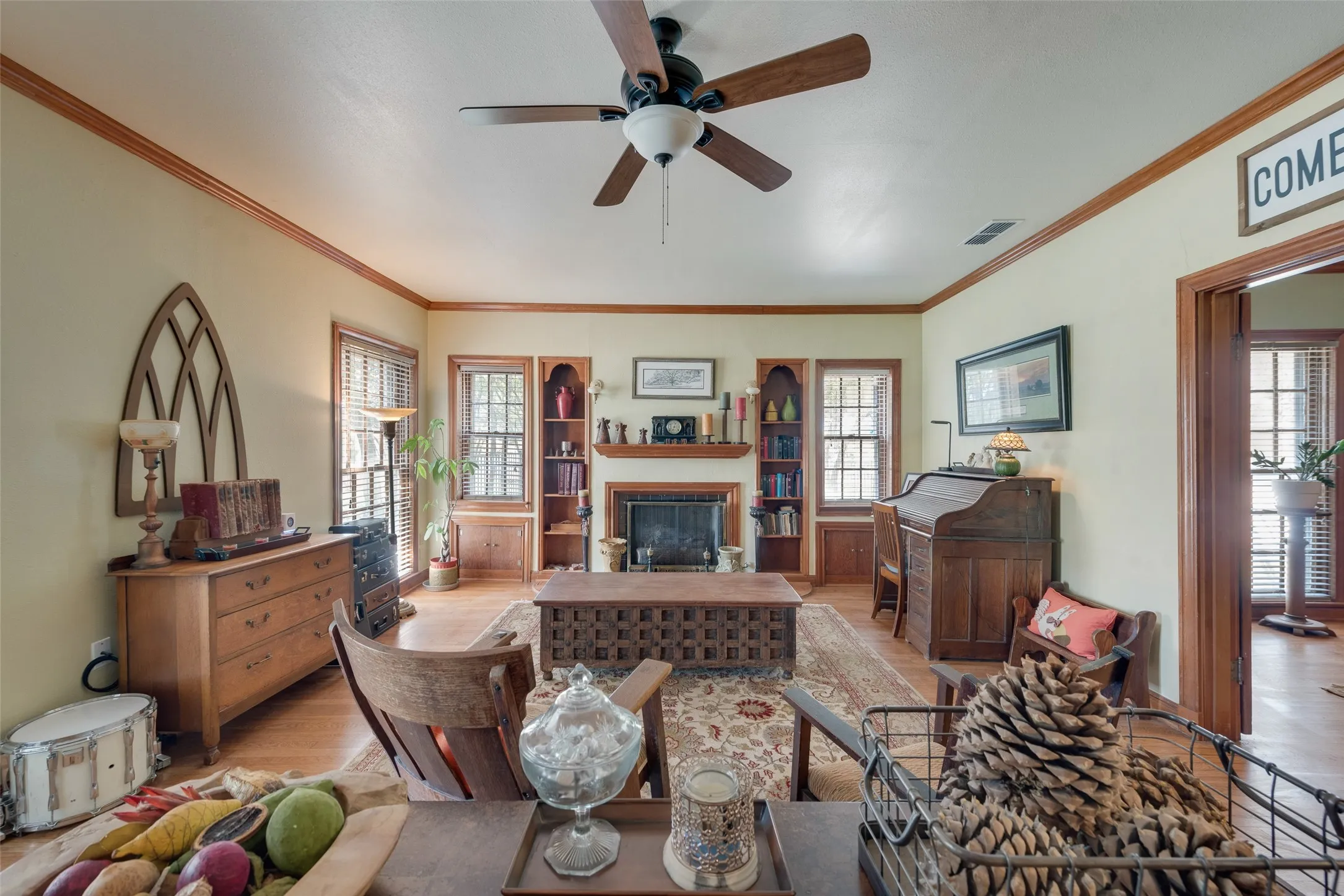 Single Family Residence For Sale in Van Zandt County , 233 E High Street, Wills Point, Texas 75169, 5 Bedroom, 3 Bathroom, 2 Garage spaces, 2,952 Sqft, built in 1930, mls#21370719, Real Estate Agent in Wills Point, Homes For Sale in Van Zandt county, Homes For Sale in Wills Point, Realtor in Wills Point Texas, Real Estate Brokerage Independent Realty Texas, Luminita Cordes Realtor