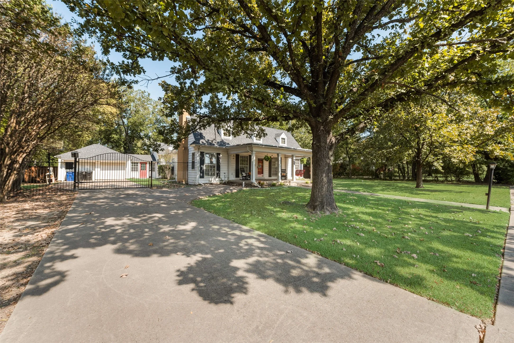 Single Family Residence For Sale in Van Zandt County , 233 E High Street, Wills Point, Texas 75169, 5 Bedroom, 3 Bathroom, 2 Garage spaces, 2,952 Sqft, built in 1930, mls#21370719, Real Estate Agent in Wills Point, Homes For Sale in Van Zandt county, Homes For Sale in Wills Point, Realtor in Wills Point Texas, Real Estate Brokerage Independent Realty Texas, Luminita Cordes Realtor