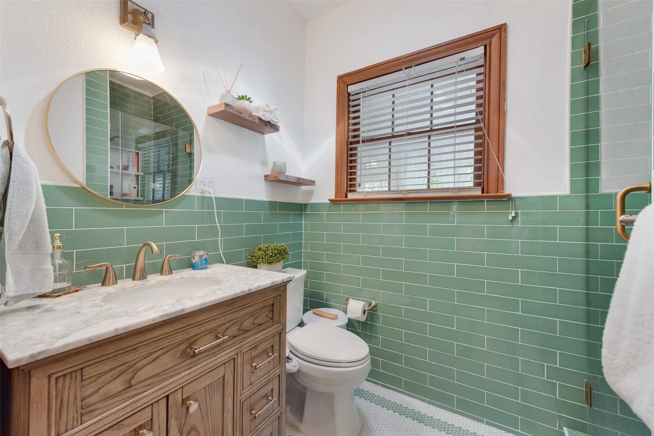Single Family Residence For Sale in Van Zandt County , 233 E High Street, Wills Point, Texas 75169, 5 Bedroom, 3 Bathroom, 2 Garage spaces, 2,952 Sqft, built in 1930, mls#21370719, Real Estate Agent in Wills Point, Homes For Sale in Van Zandt county, Homes For Sale in Wills Point, Realtor in Wills Point Texas, Real Estate Brokerage Independent Realty Texas, Luminita Cordes Realtor