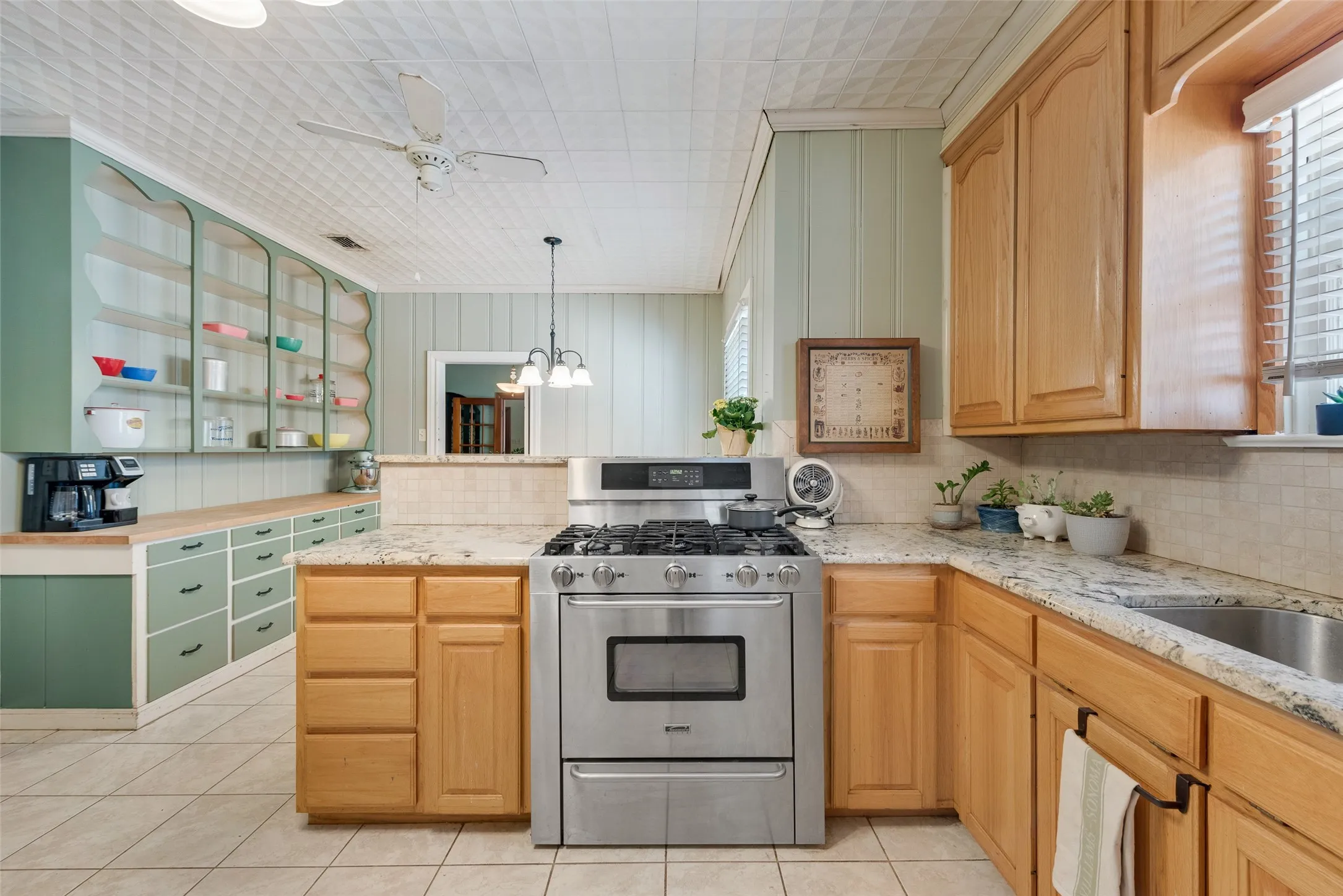 Single Family Residence For Sale in Van Zandt County , 233 E High Street, Wills Point, Texas 75169, 5 Bedroom, 3 Bathroom, 2 Garage spaces, 2,952 Sqft, built in 1930, mls#21370719, Real Estate Agent in Wills Point, Homes For Sale in Van Zandt county, Homes For Sale in Wills Point, Realtor in Wills Point Texas, Real Estate Brokerage Independent Realty Texas, Luminita Cordes Realtor