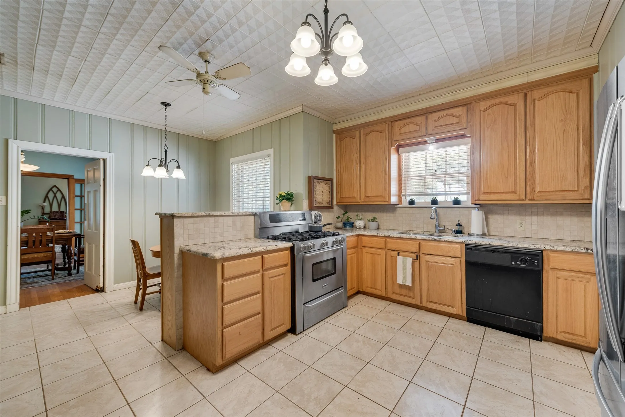 Single Family Residence For Sale in Van Zandt County , 233 E High Street, Wills Point, Texas 75169, 5 Bedroom, 3 Bathroom, 2 Garage spaces, 2,952 Sqft, built in 1930, mls#21370719, Real Estate Agent in Wills Point, Homes For Sale in Van Zandt county, Homes For Sale in Wills Point, Realtor in Wills Point Texas, Real Estate Brokerage Independent Realty Texas, Luminita Cordes Realtor