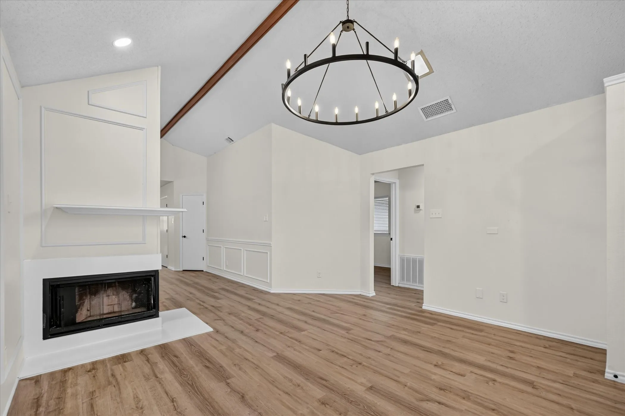 Single Family Residence For Sale in Denton County , 753 Red Oak Drive, Lewisville, Texas 75067, 2 Bedroom, 2 Bathroom, 2 Garage spaces, 995 Sqft, built in 1985, mls#21361430, Real Estate Agent in Lewisville, Homes For Sale in Denton county, Homes For Sale in Lewisville, Realtor in Lewisville Texas, Real Estate Brokerage Independent Realty Texas, Luminita Cordes Realtor