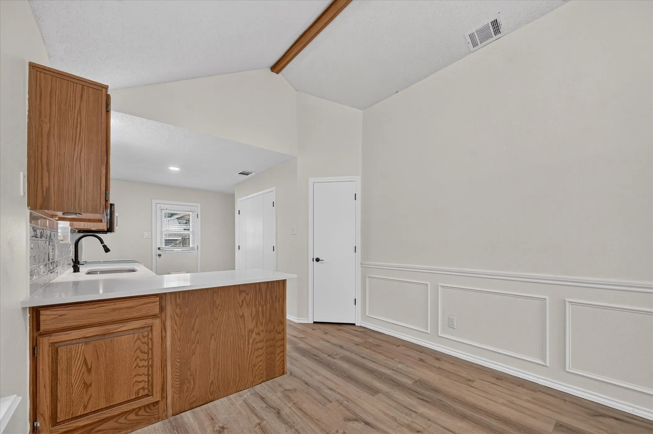 Single Family Residence For Sale in Denton County , 753 Red Oak Drive, Lewisville, Texas 75067, 2 Bedroom, 2 Bathroom, 2 Garage spaces, 995 Sqft, built in 1985, mls#21361430, Real Estate Agent in Lewisville, Homes For Sale in Denton county, Homes For Sale in Lewisville, Realtor in Lewisville Texas, Real Estate Brokerage Independent Realty Texas, Luminita Cordes Realtor
