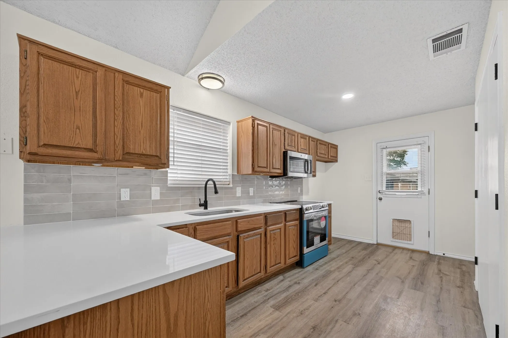 Single Family Residence For Sale in Denton County , 753 Red Oak Drive, Lewisville, Texas 75067, 2 Bedroom, 2 Bathroom, 2 Garage spaces, 995 Sqft, built in 1985, mls#21361430, Real Estate Agent in Lewisville, Homes For Sale in Denton county, Homes For Sale in Lewisville, Realtor in Lewisville Texas, Real Estate Brokerage Independent Realty Texas, Luminita Cordes Realtor