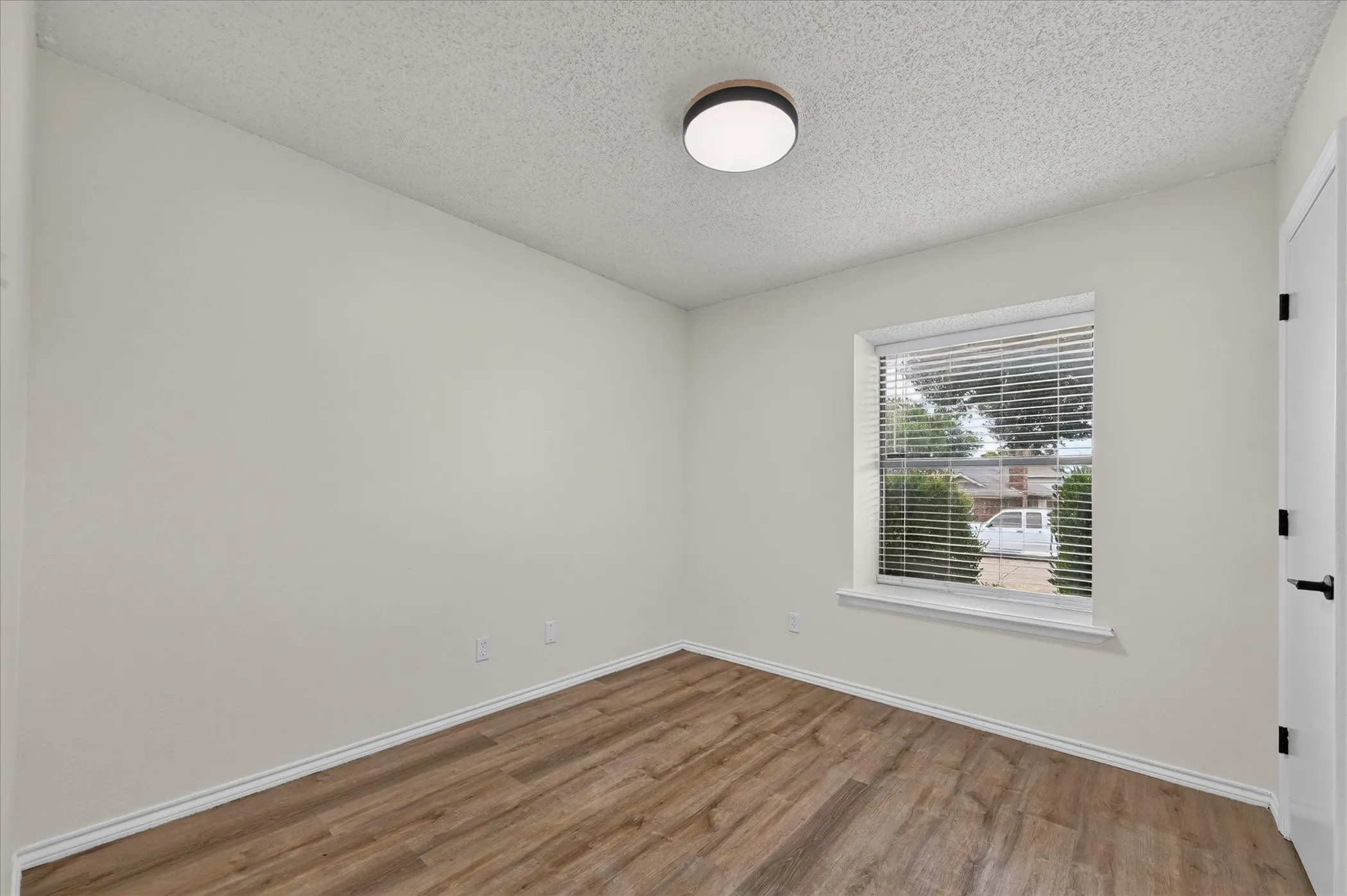 Single Family Residence For Sale in Denton County , 753 Red Oak Drive, Lewisville, Texas 75067, 2 Bedroom, 2 Bathroom, 2 Garage spaces, 995 Sqft, built in 1985, mls#21361430, Real Estate Agent in Lewisville, Homes For Sale in Denton county, Homes For Sale in Lewisville, Realtor in Lewisville Texas, Real Estate Brokerage Independent Realty Texas, Luminita Cordes Realtor