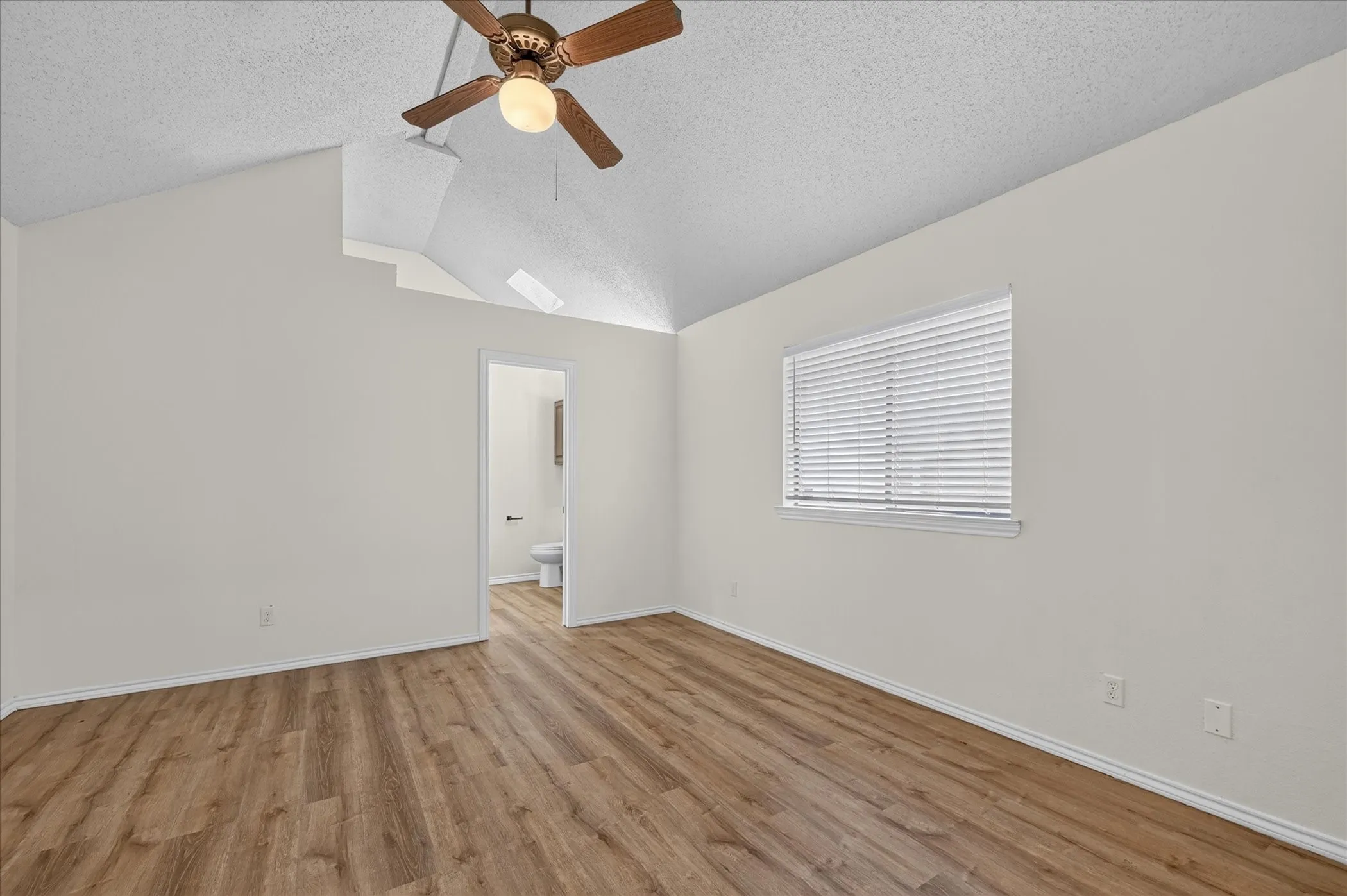 Single Family Residence For Sale in Denton County , 753 Red Oak Drive, Lewisville, Texas 75067, 2 Bedroom, 2 Bathroom, 2 Garage spaces, 995 Sqft, built in 1985, mls#21361430, Real Estate Agent in Lewisville, Homes For Sale in Denton county, Homes For Sale in Lewisville, Realtor in Lewisville Texas, Real Estate Brokerage Independent Realty Texas, Luminita Cordes Realtor