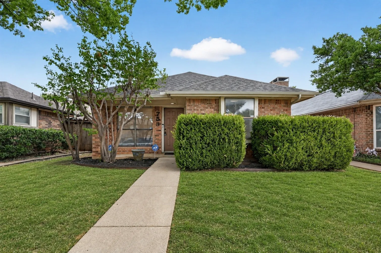 Single Family Residence For Sale in Denton County , 753 Red Oak Drive, Lewisville, Texas 75067, 2 Bedroom, 2 Bathroom, 2 Garage spaces, 995 Sqft, built in 1985, mls#21361430, Real Estate Agent in Lewisville, Homes For Sale in Denton county, Homes For Sale in Lewisville, Realtor in Lewisville Texas, Real Estate Brokerage Independent Realty Texas, Luminita Cordes Realtor