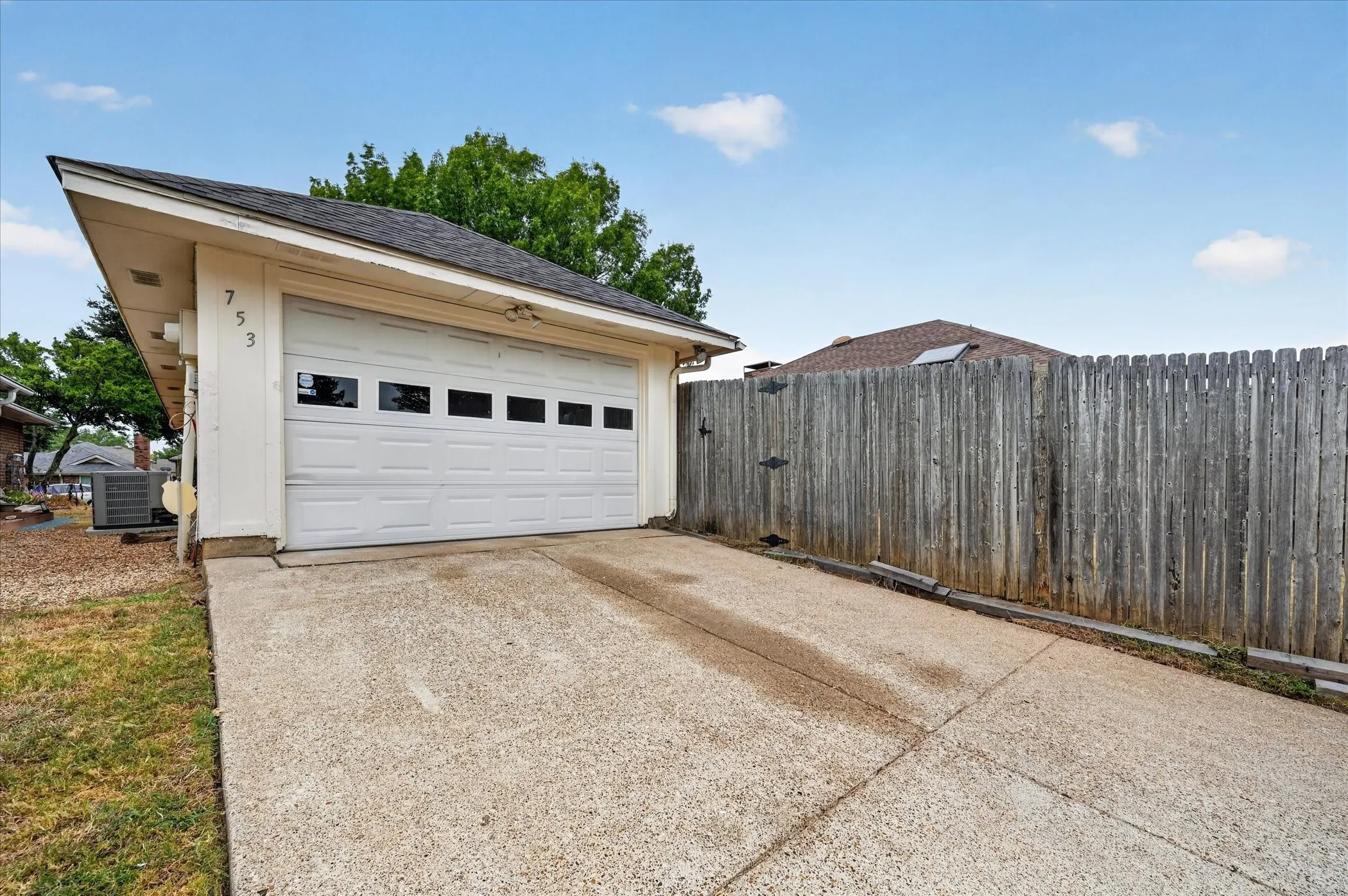 Single Family Residence For Sale in Denton County , 753 Red Oak Drive, Lewisville, Texas 75067, 2 Bedroom, 2 Bathroom, 2 Garage spaces, 995 Sqft, built in 1985, mls#21361430, Real Estate Agent in Lewisville, Homes For Sale in Denton county, Homes For Sale in Lewisville, Realtor in Lewisville Texas, Real Estate Brokerage Independent Realty Texas, Luminita Cordes Realtor