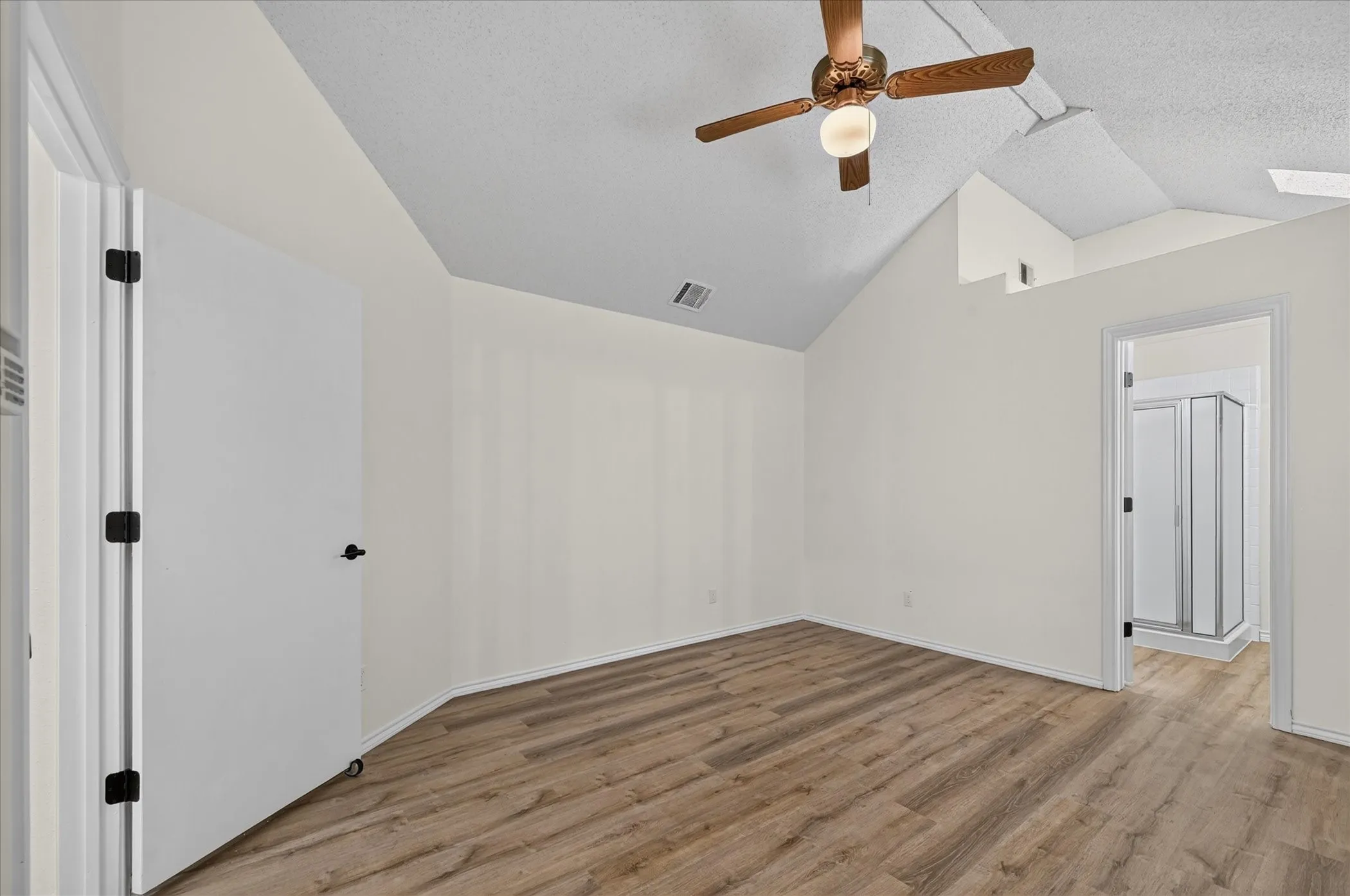 Single Family Residence For Sale in Denton County , 753 Red Oak Drive, Lewisville, Texas 75067, 2 Bedroom, 2 Bathroom, 2 Garage spaces, 995 Sqft, built in 1985, mls#21361430, Real Estate Agent in Lewisville, Homes For Sale in Denton county, Homes For Sale in Lewisville, Realtor in Lewisville Texas, Real Estate Brokerage Independent Realty Texas, Luminita Cordes Realtor